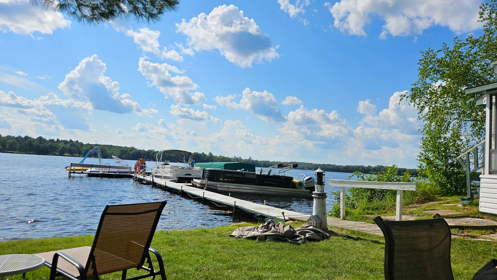 2023 24ft Pontoon Boat – Adventure & Relaxation on the Water!