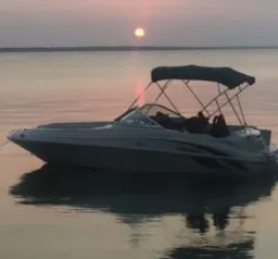 22ft SeaRay – DFW Lakes | Captain Included | Seats 10