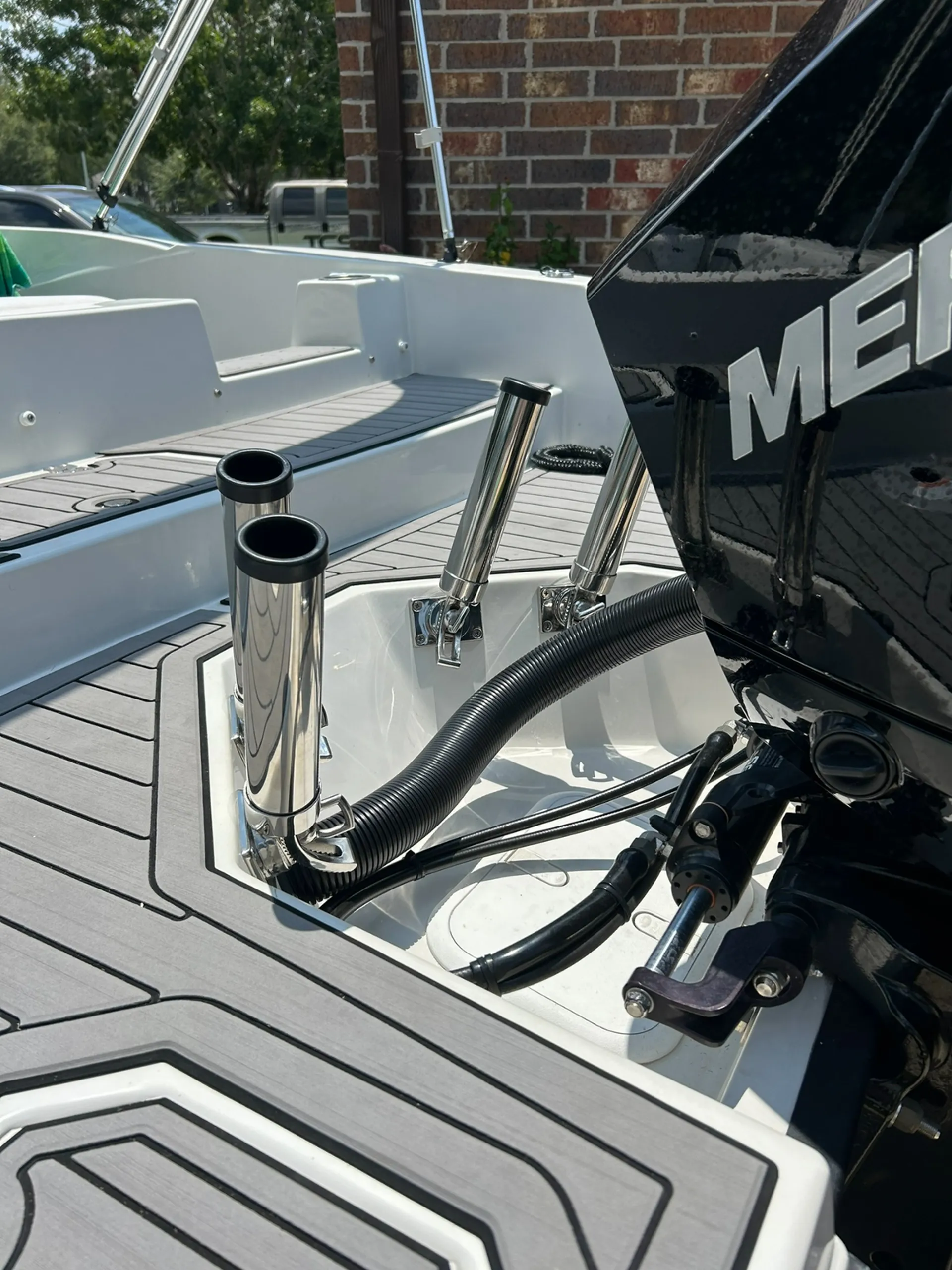 22ft Deck Boat w/200hp Mercury<br/>