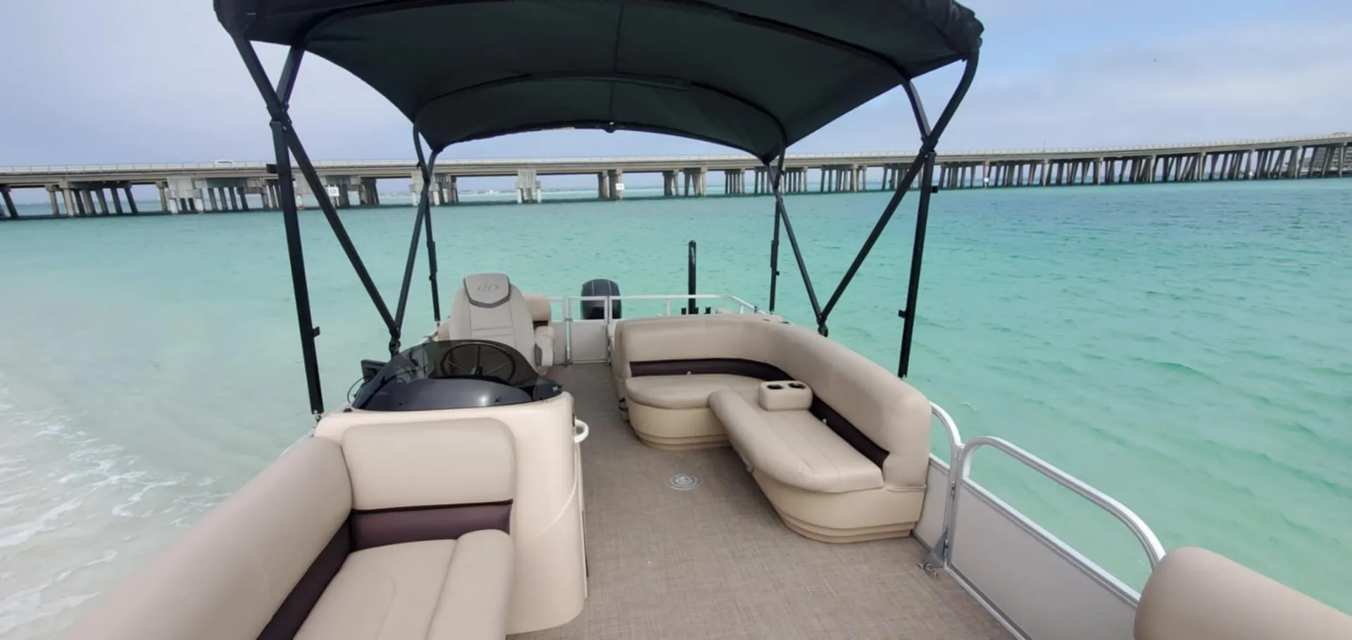 Enjoy Crab island and Destin !
Paddleboard and floating mat included !