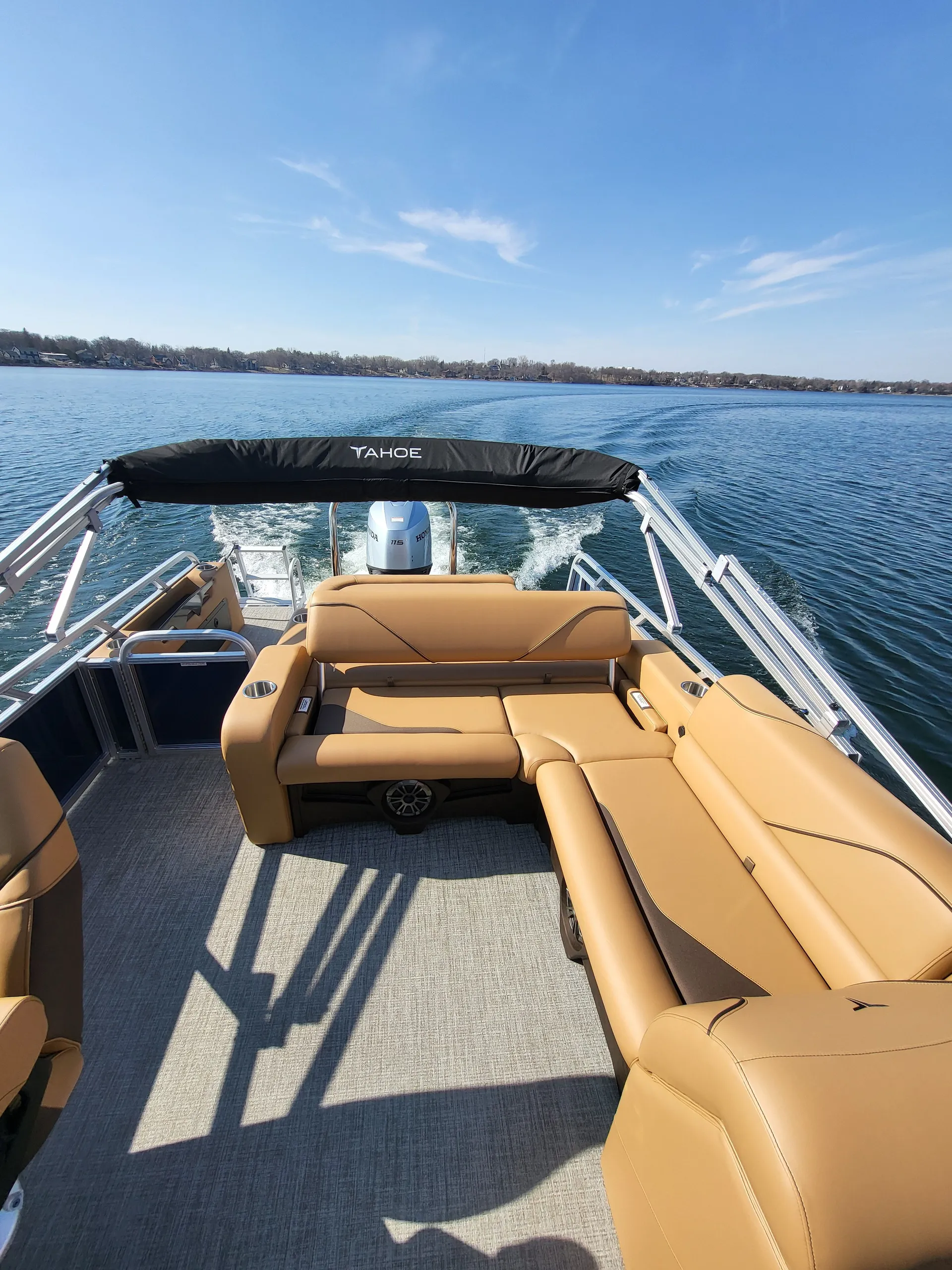 2025 Tahoe Pontoon w/115hp -Tow bar, Changing room, layout seating