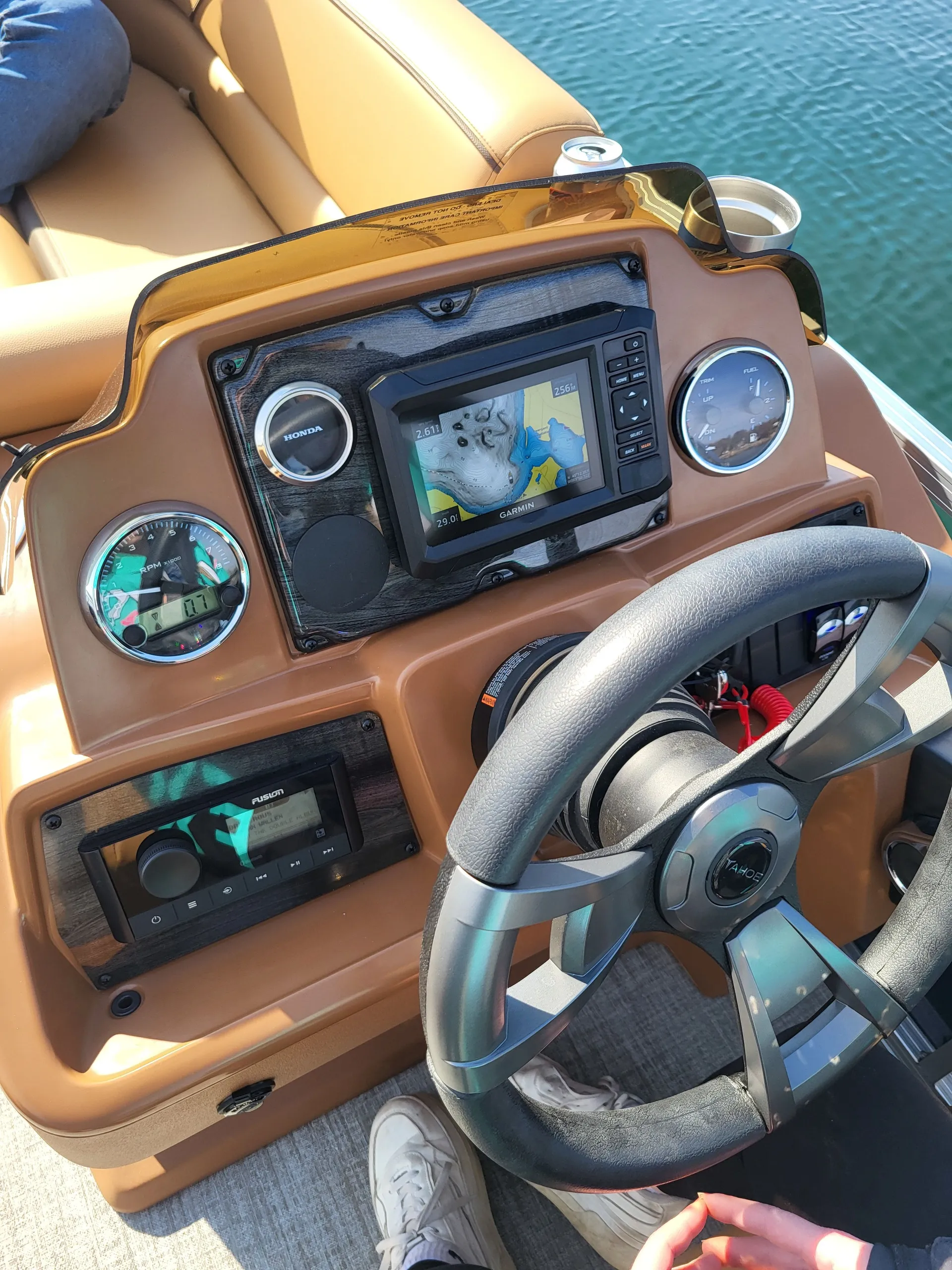 2025 Tahoe Pontoon w/115hp -Tow bar, Changing room, layout seating