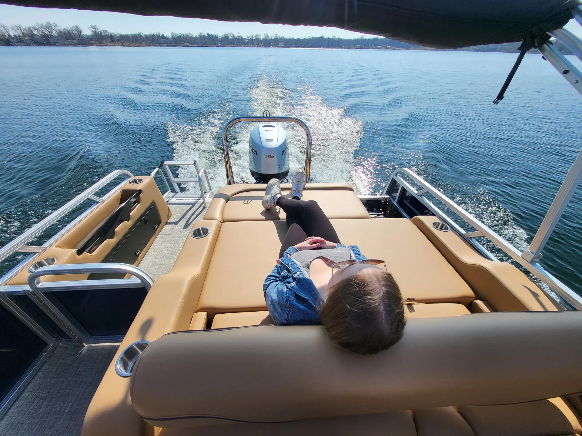 2025 Tahoe Pontoon w/115hp -Tow bar, Changing room, layout seating