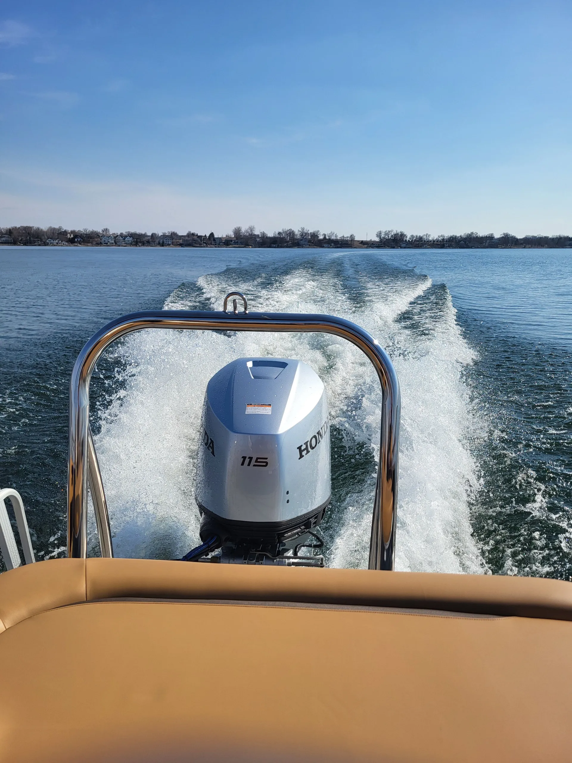 2025 Tahoe Pontoon w/115hp -Tow bar, Changing room, layout seating