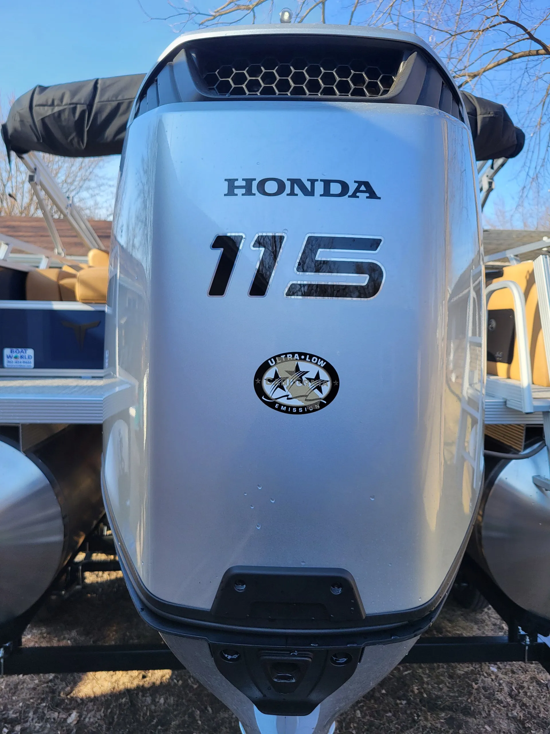 2025 Tahoe Pontoon w/115hp -Tow bar, Changing room, layout seating