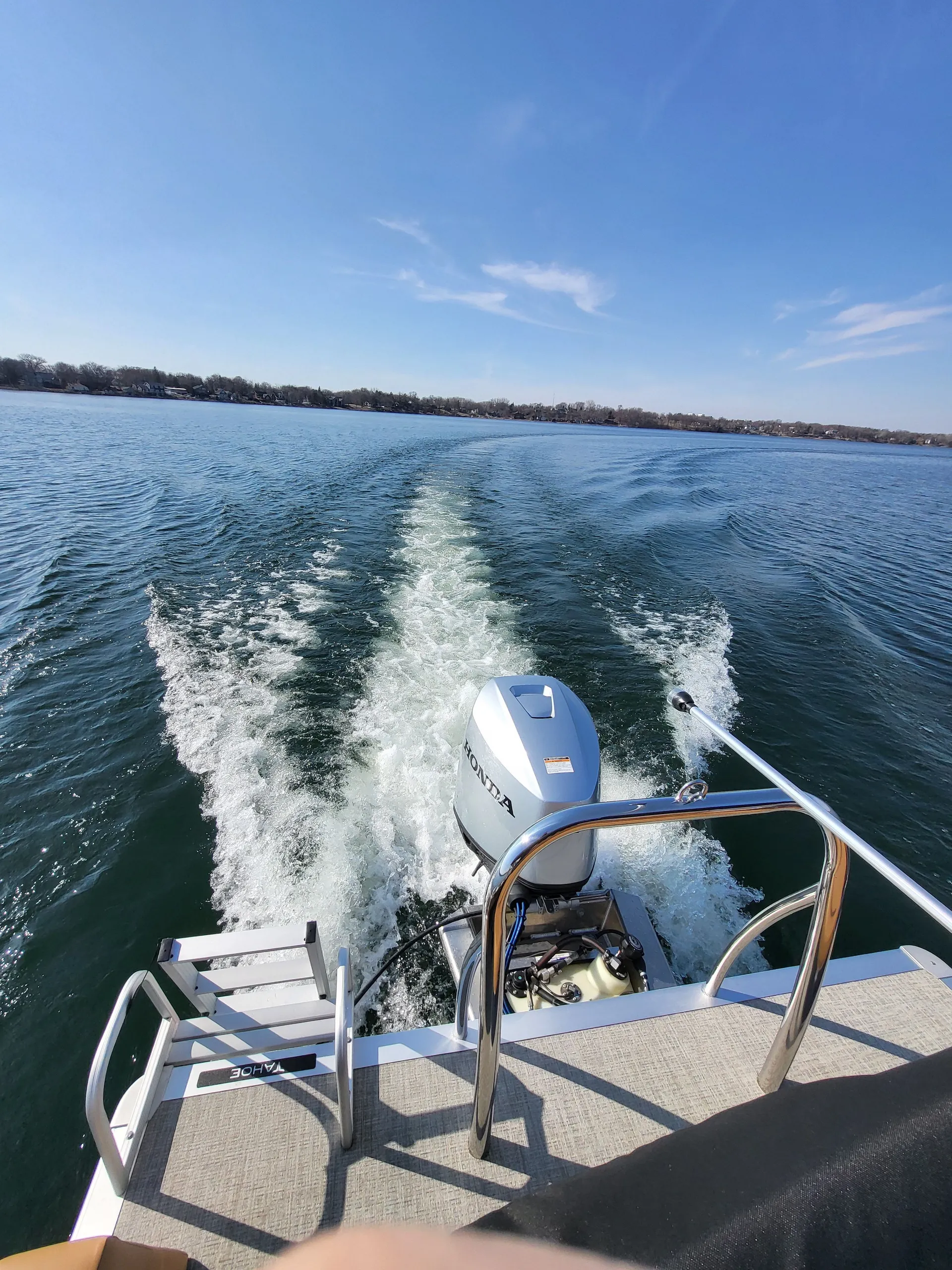 2025 Tahoe Pontoon w/115hp -Tow bar, Changing room, layout seating