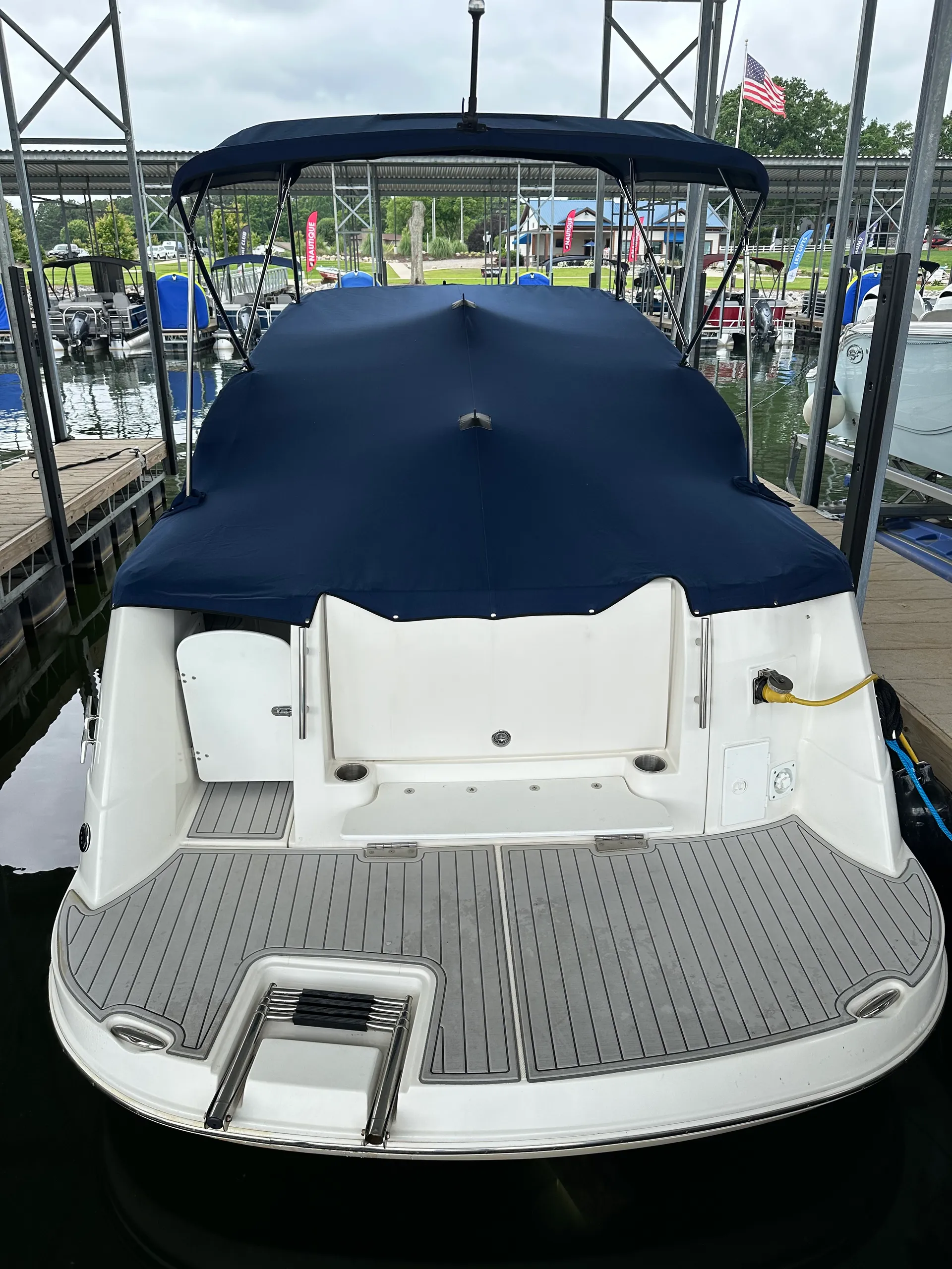 Luxury Boat - Lake Sailing