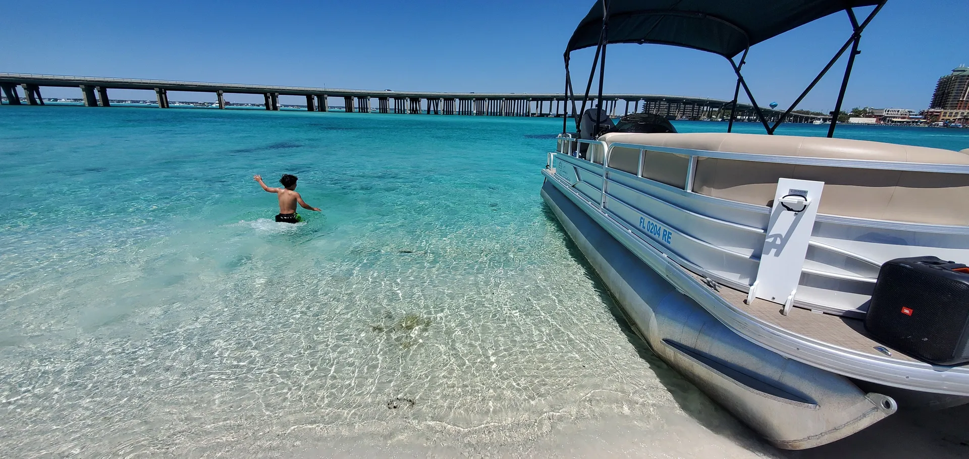 Enjoy Crab island and Destin !
Paddleboard and floating mat included !