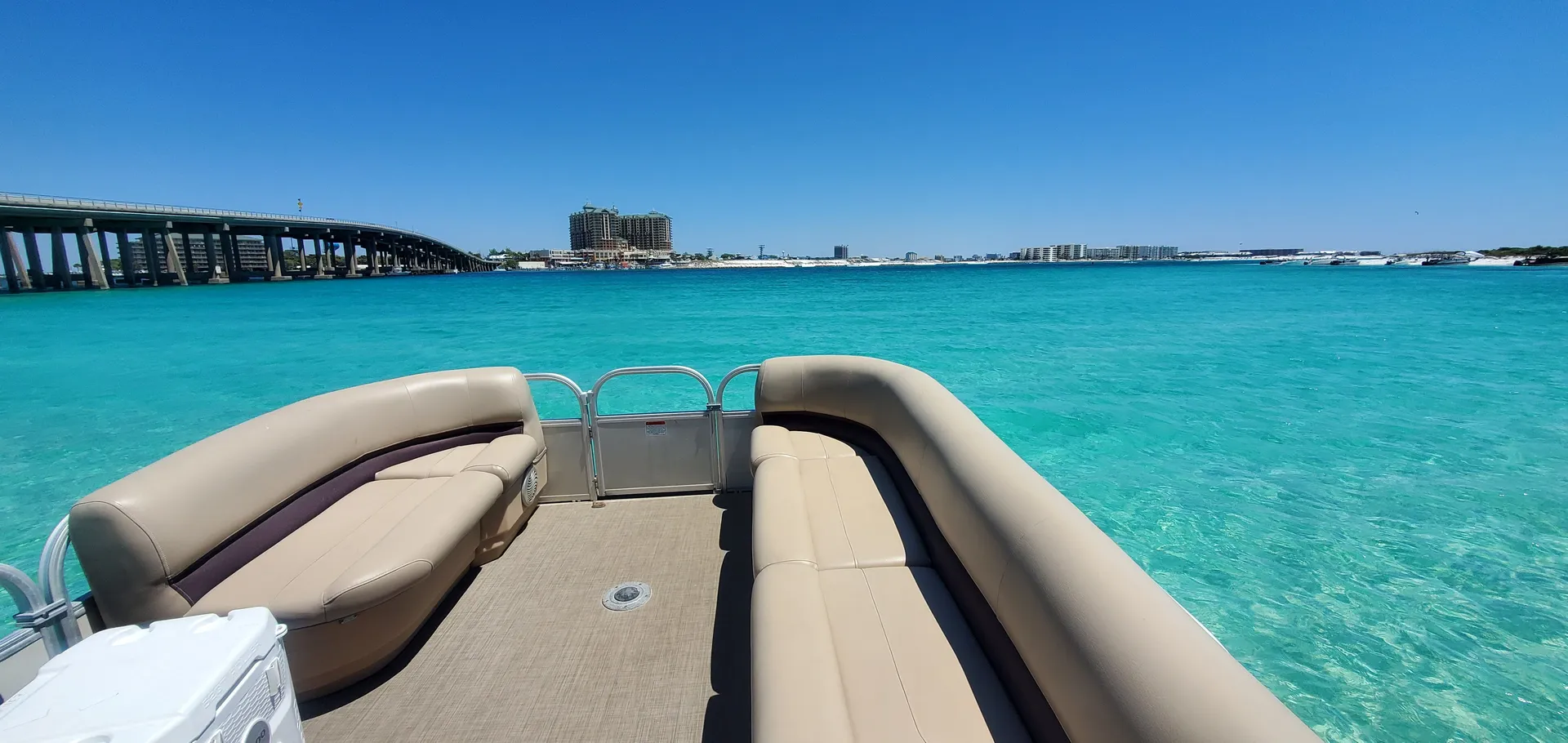 Enjoy Crab island and Destin !
Paddleboard and floating mat included !