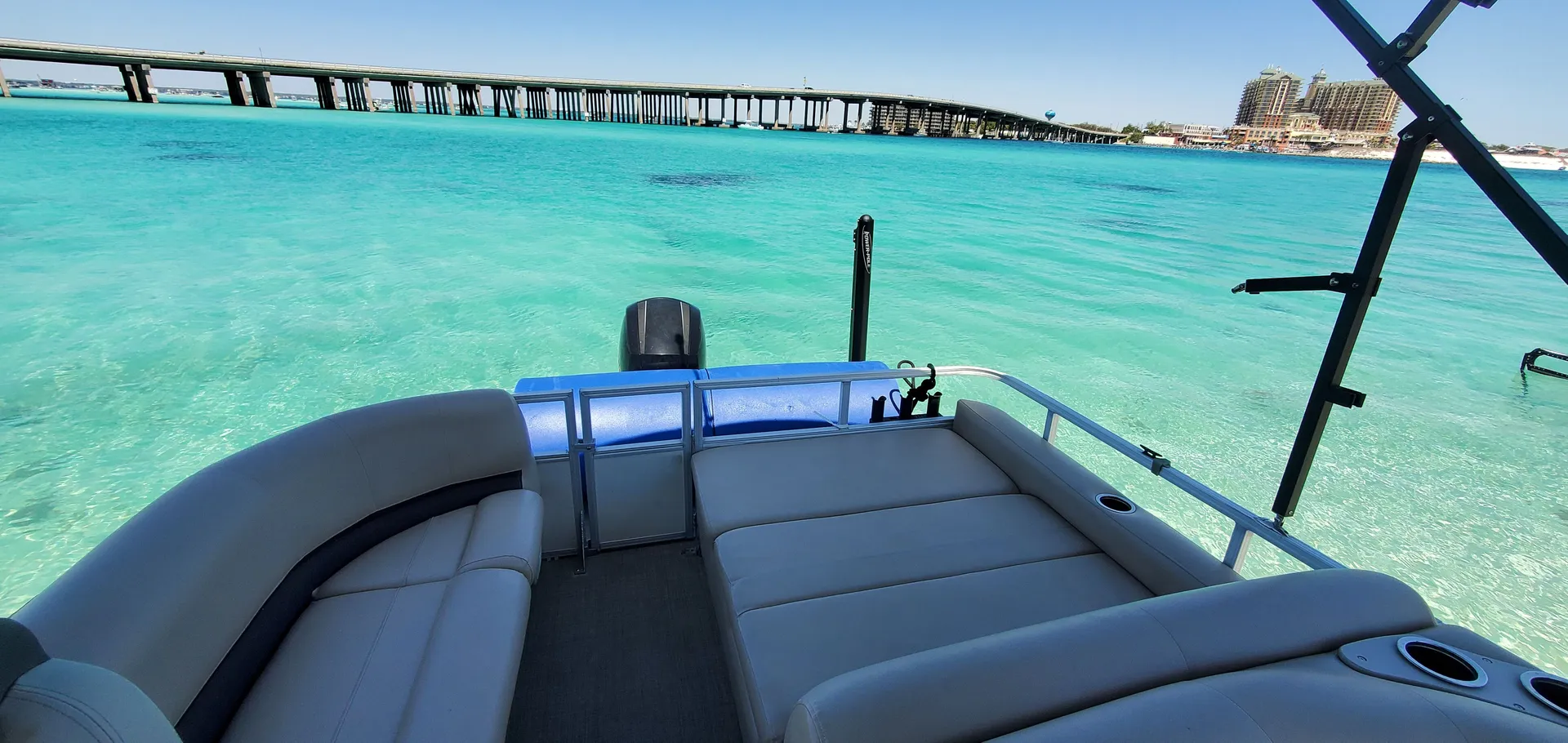Enjoy Crab island and Destin !
Paddleboard and floating mat included !