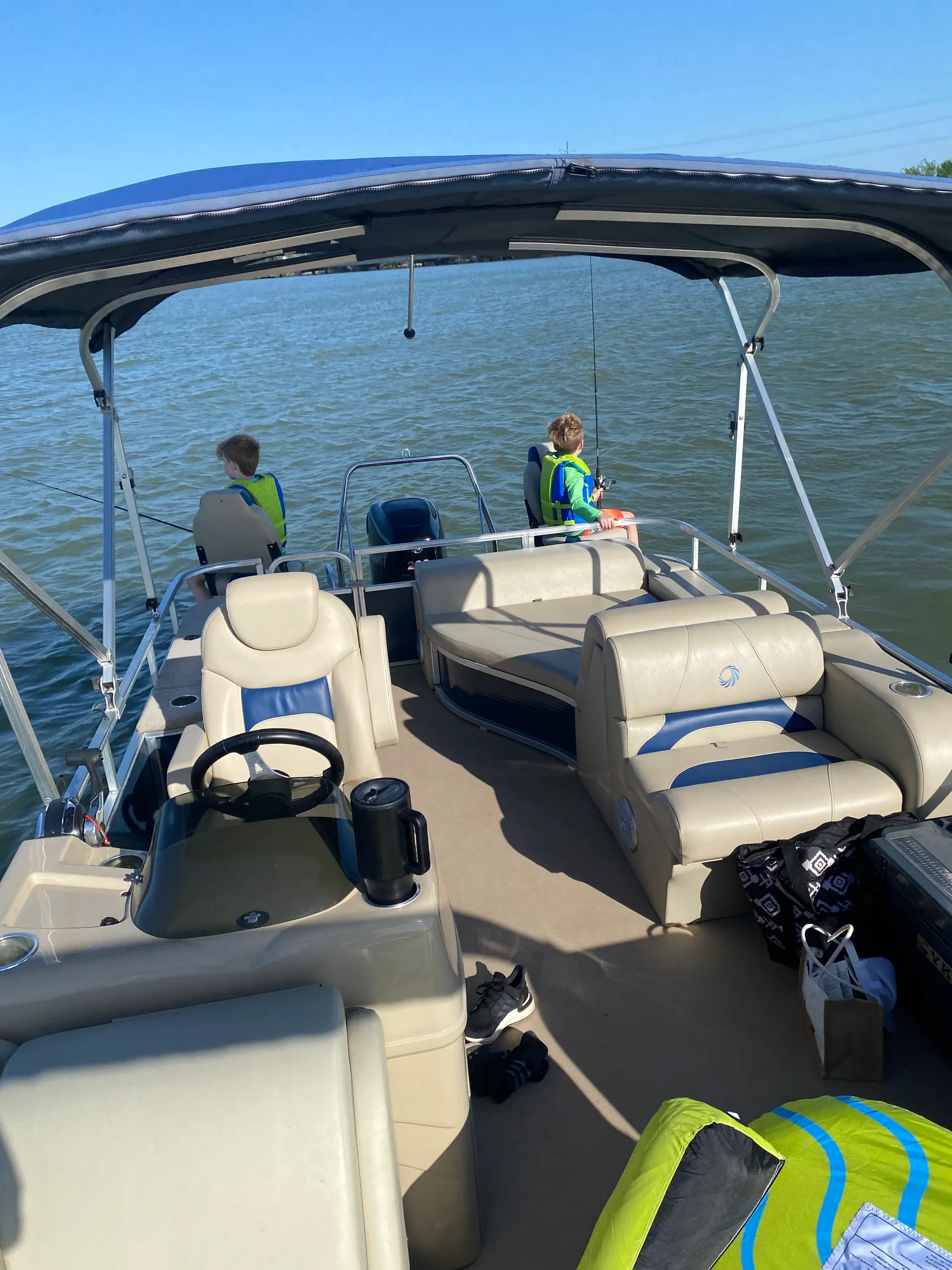 Adventure-Ready 25ft Tritoon – Tubing, Fishing &amp; More!