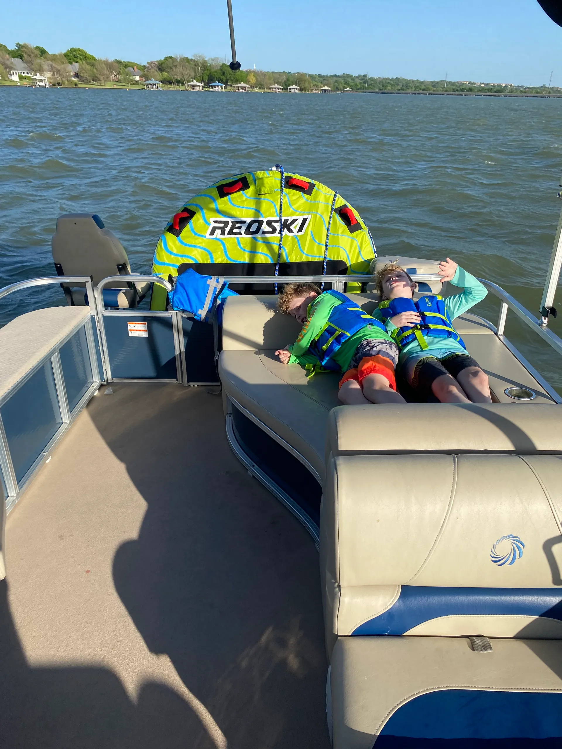 Adventure-Ready 25ft Tritoon – Tubing, Fishing &amp; More!