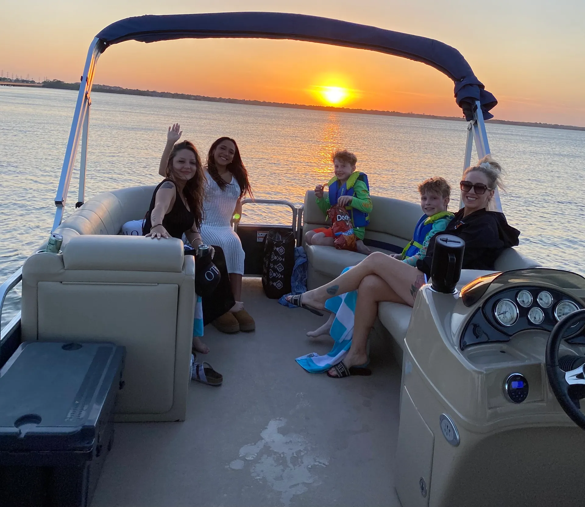 Adventure-Ready 25ft Tritoon – Tubing, Fishing &amp; More!