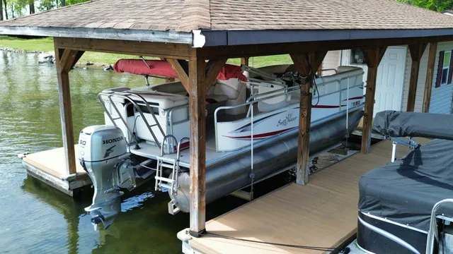 Rent a SunChaser by Smoker Craft pontoon in Bumpass, VA near me