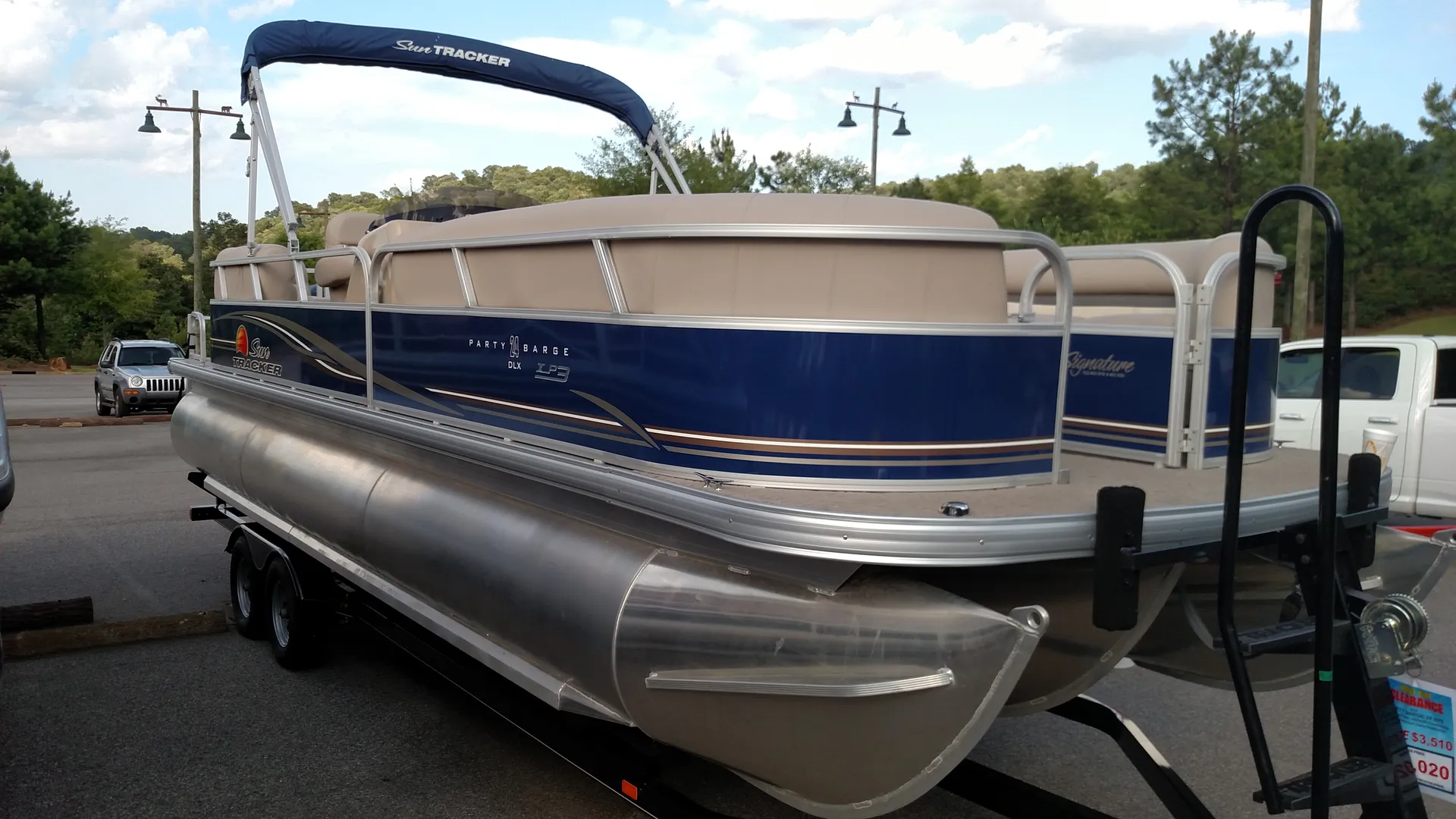 Sun Tracker Pontoon – Lake Martin Cruise