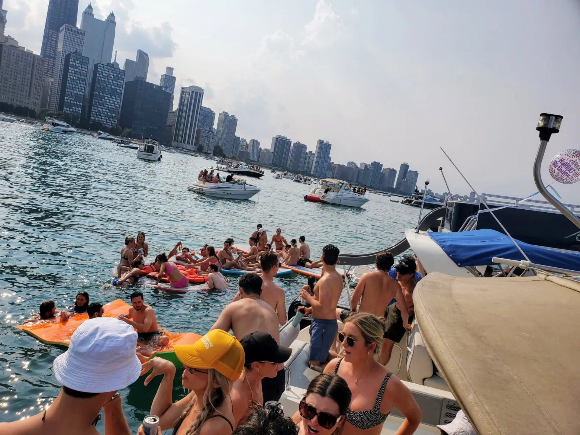 Enjoy Chicago on 33ft Cruisers Esprit Motor Yacht Charter  