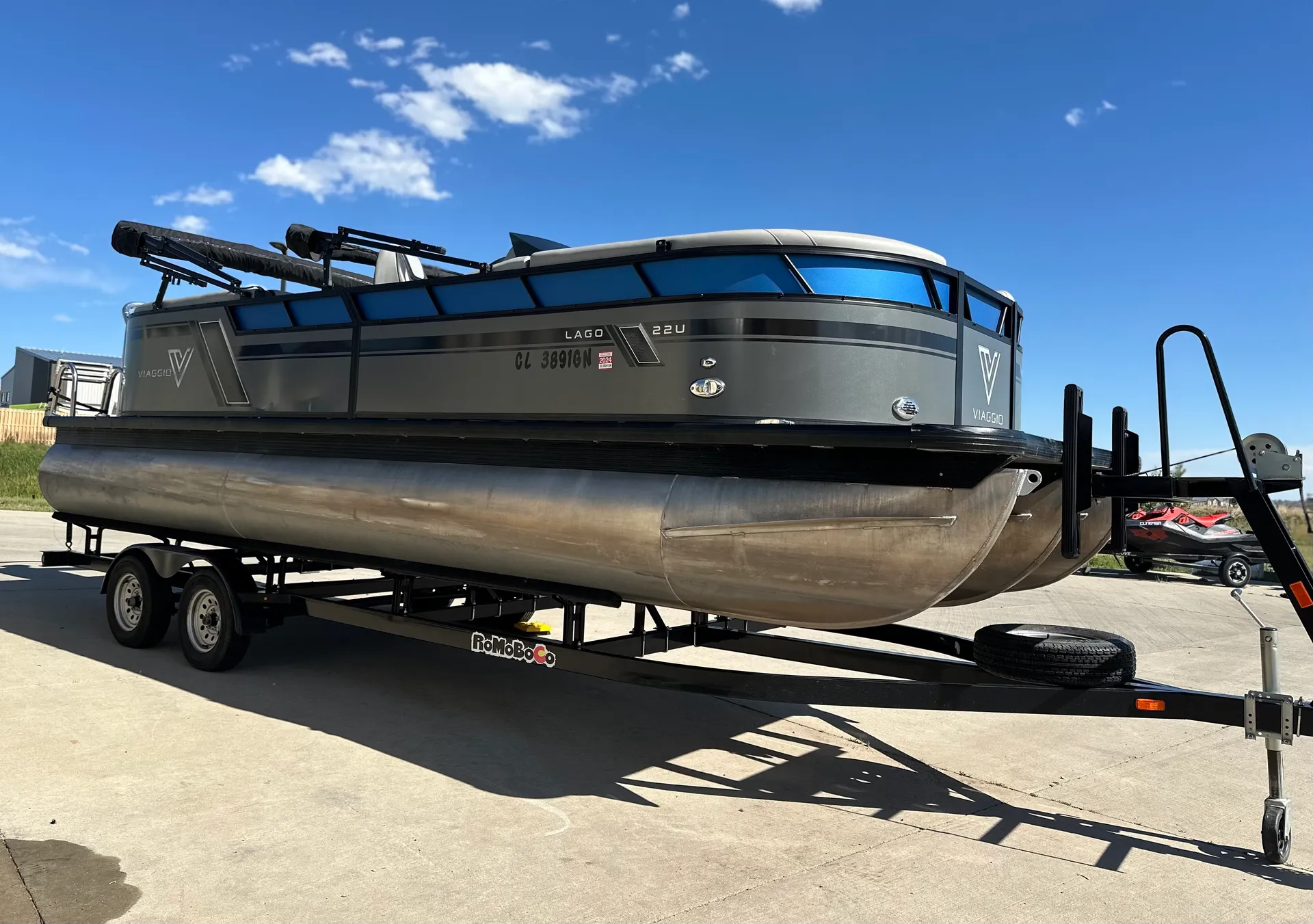 Tritoon Boat Viaggio Lago L22U Rental