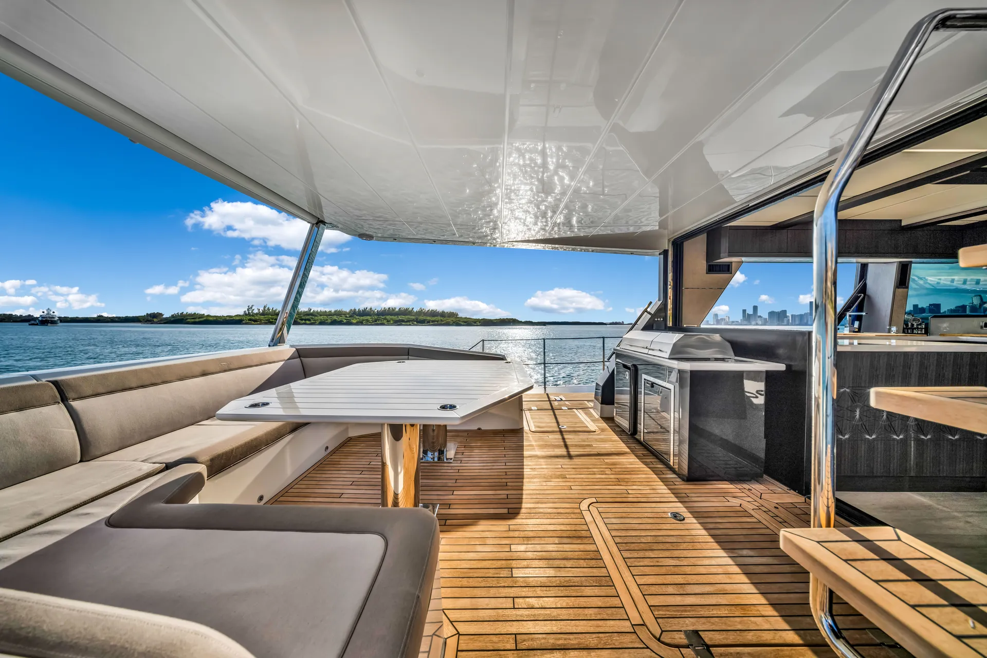 Galeon 640 FLY in Miami Beach, FL — photo 9