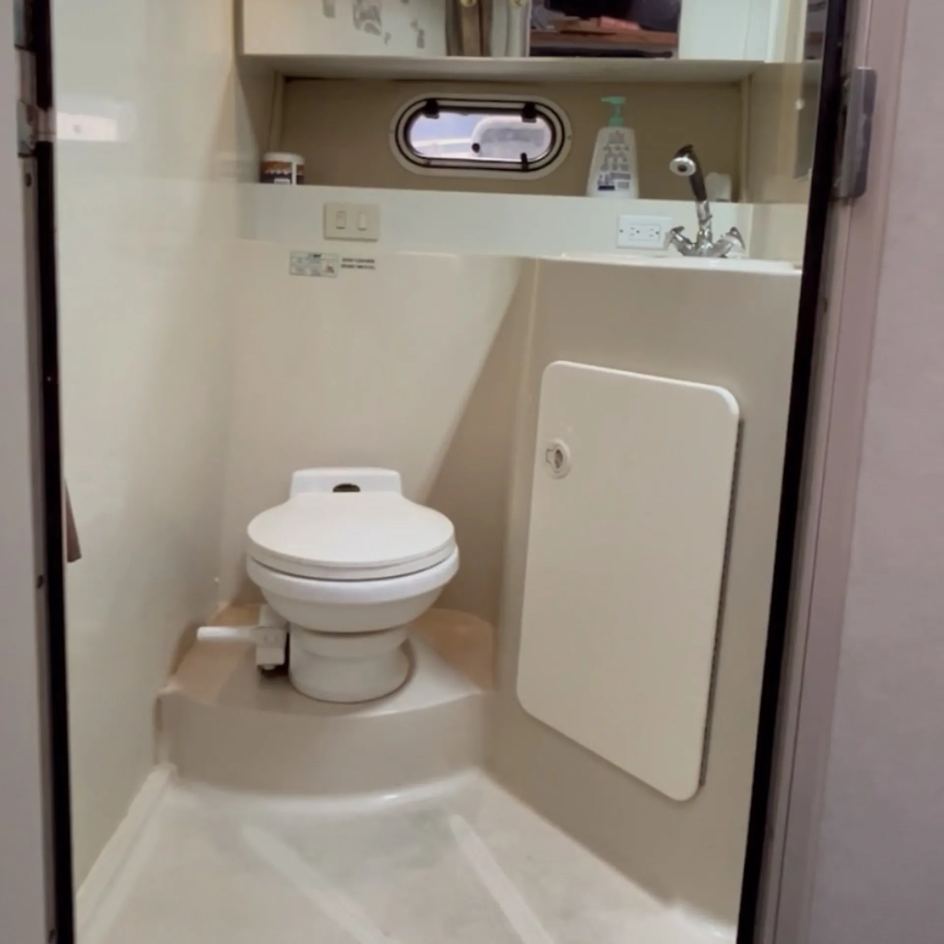 Luxury 37’ Cruisers Yacht – Spacious, Stylish & Perfect for Groups