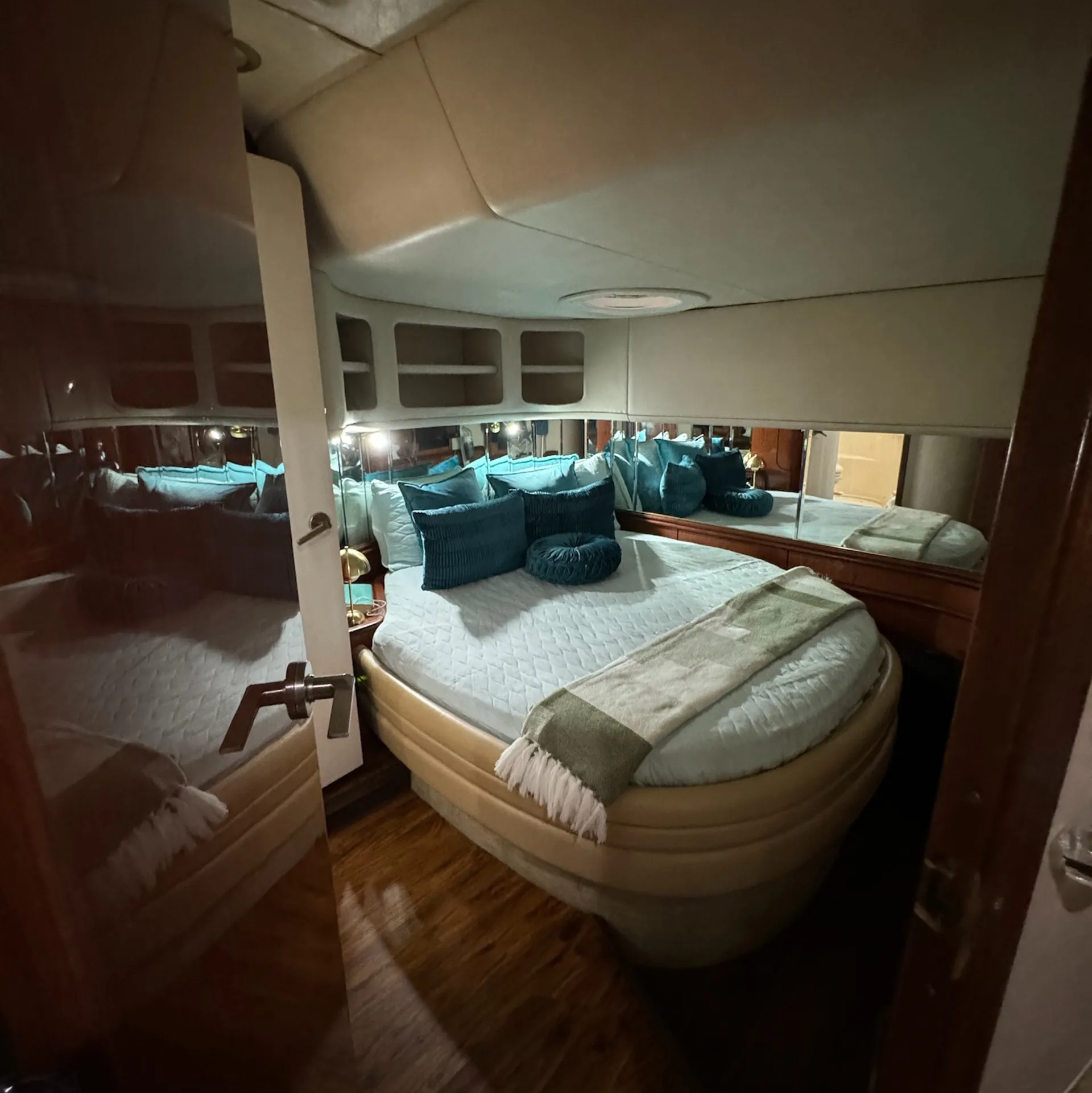 SPACIOUS 60' SEA RAY WITH 1 FREE HOUR MONDAY-THURSDAY