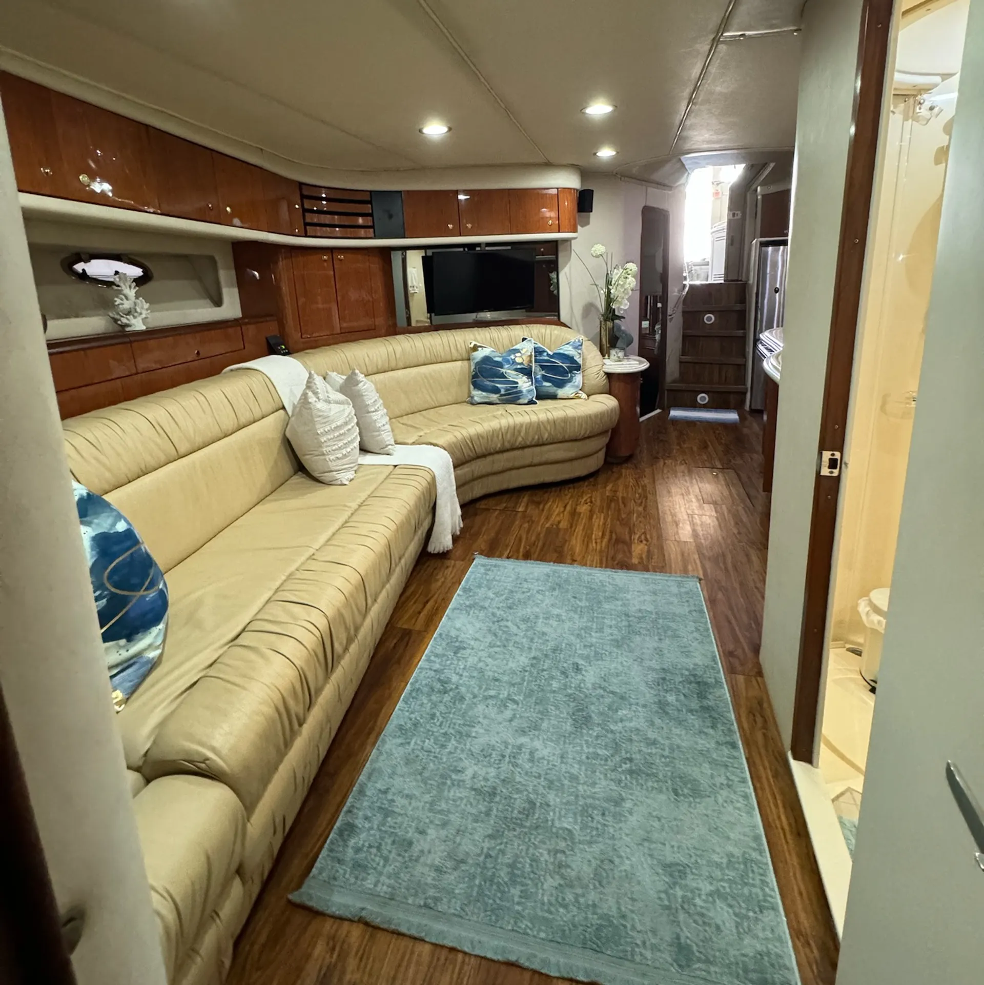 SPACIOUS 60' SEA RAY WITH 1 FREE HOUR MONDAY-THURSDAY