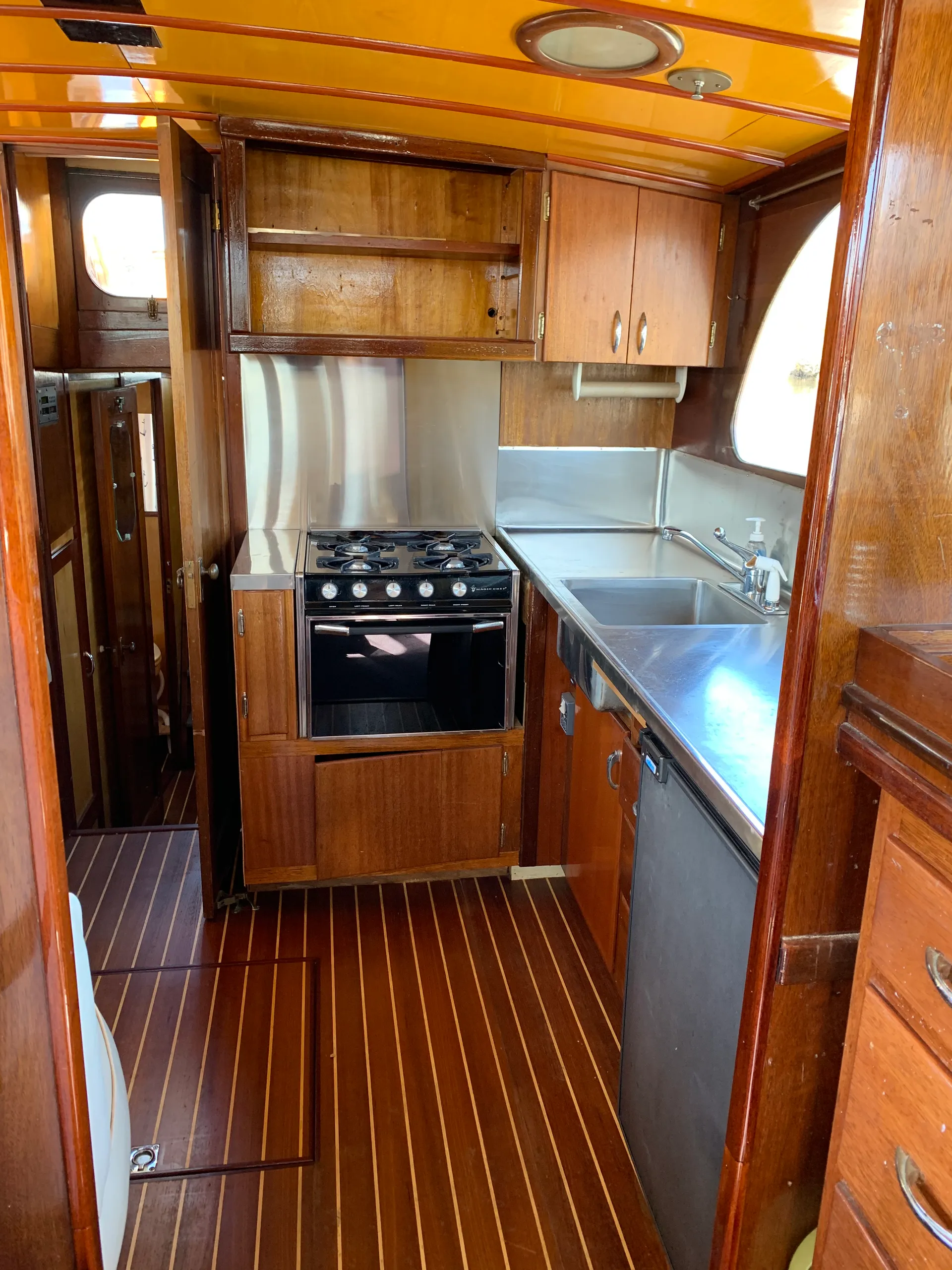 48’ Award Winning Vintage Yacht w/Bathroom - Bachelorette Parties!
