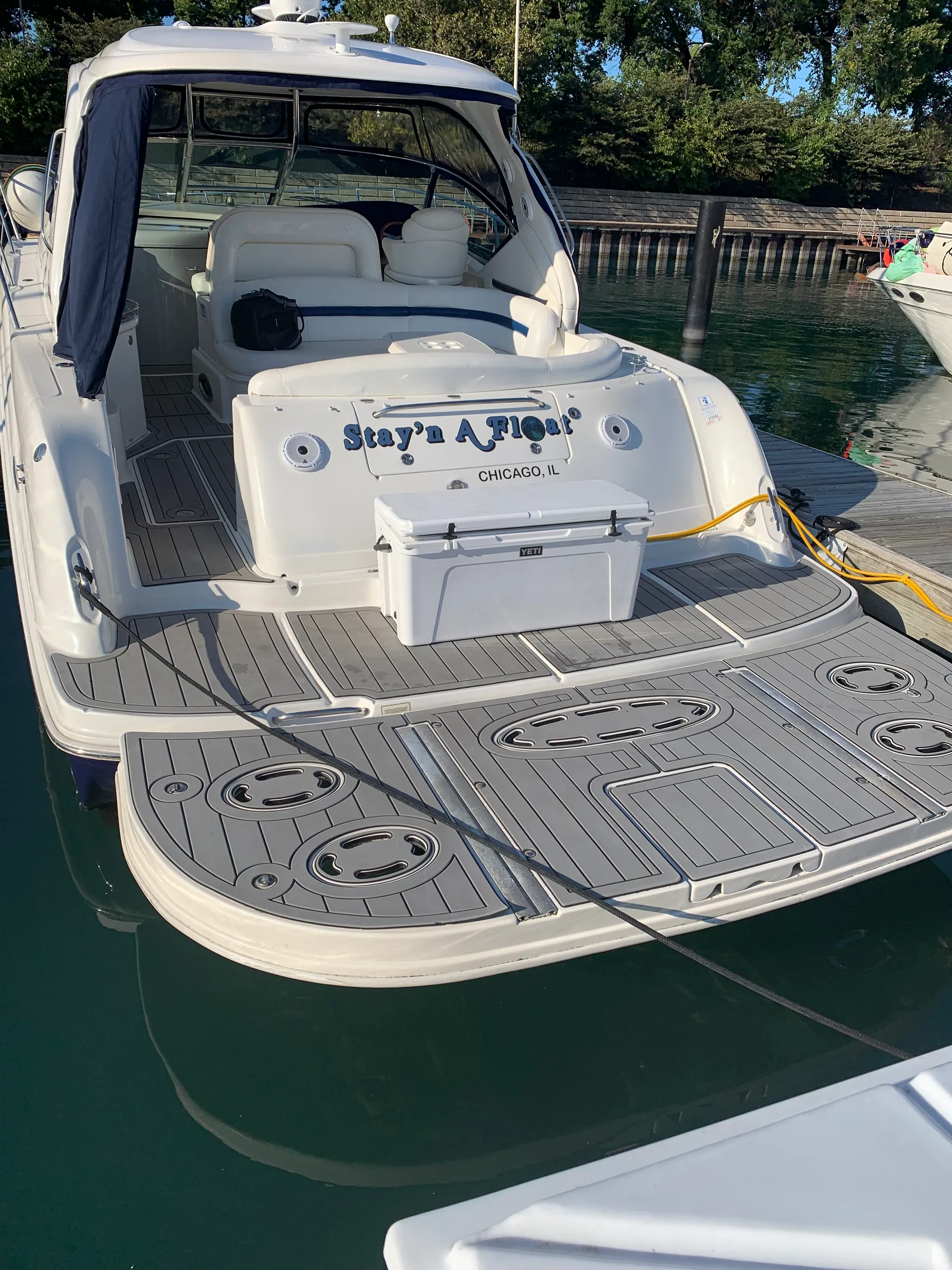 Sea Ray Boats 440 Sundancer in Chicago, IL — photo 2