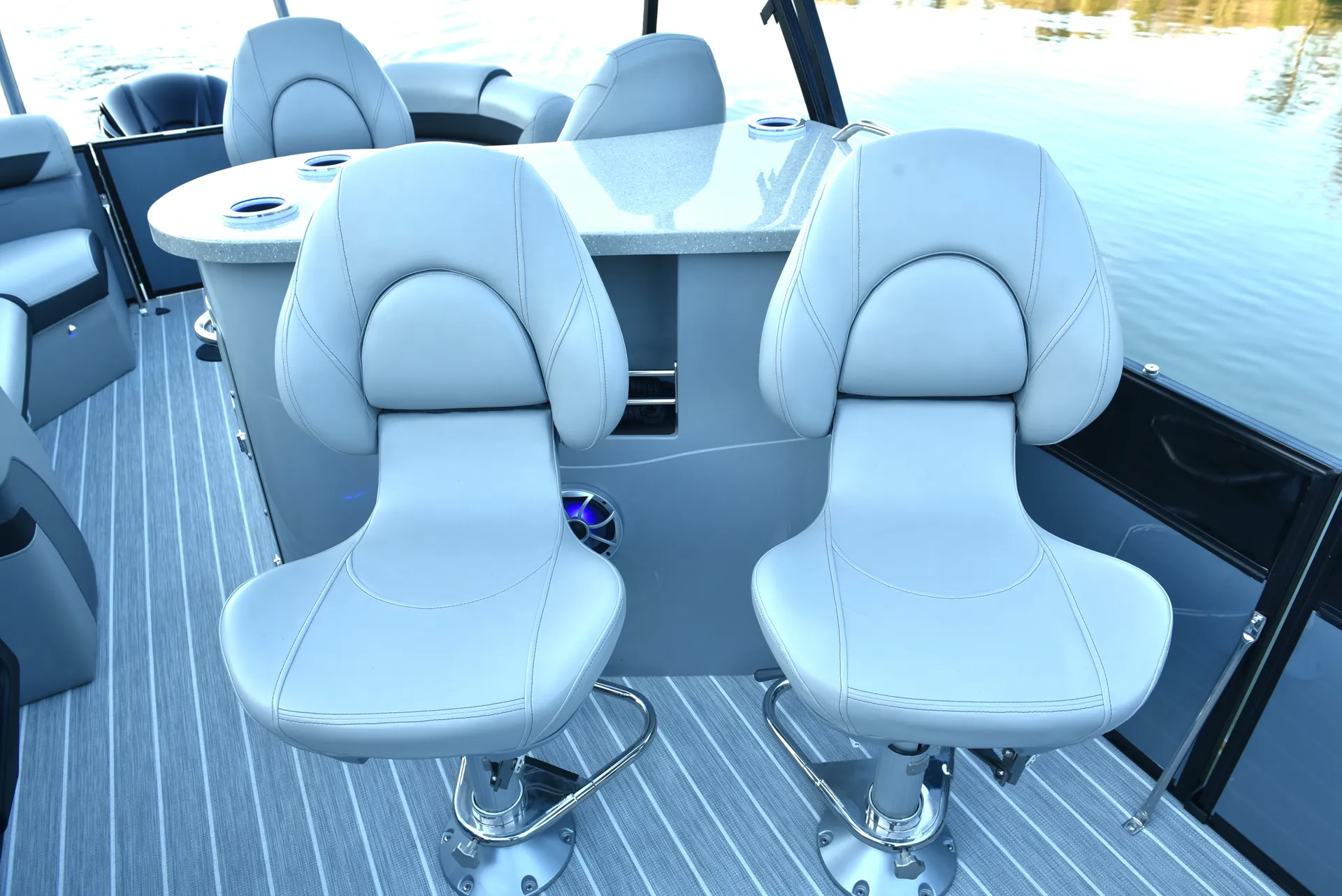 **Stunning 25FT Berkshire Tri-toon with 250HP and a High Top BAR. Wow!