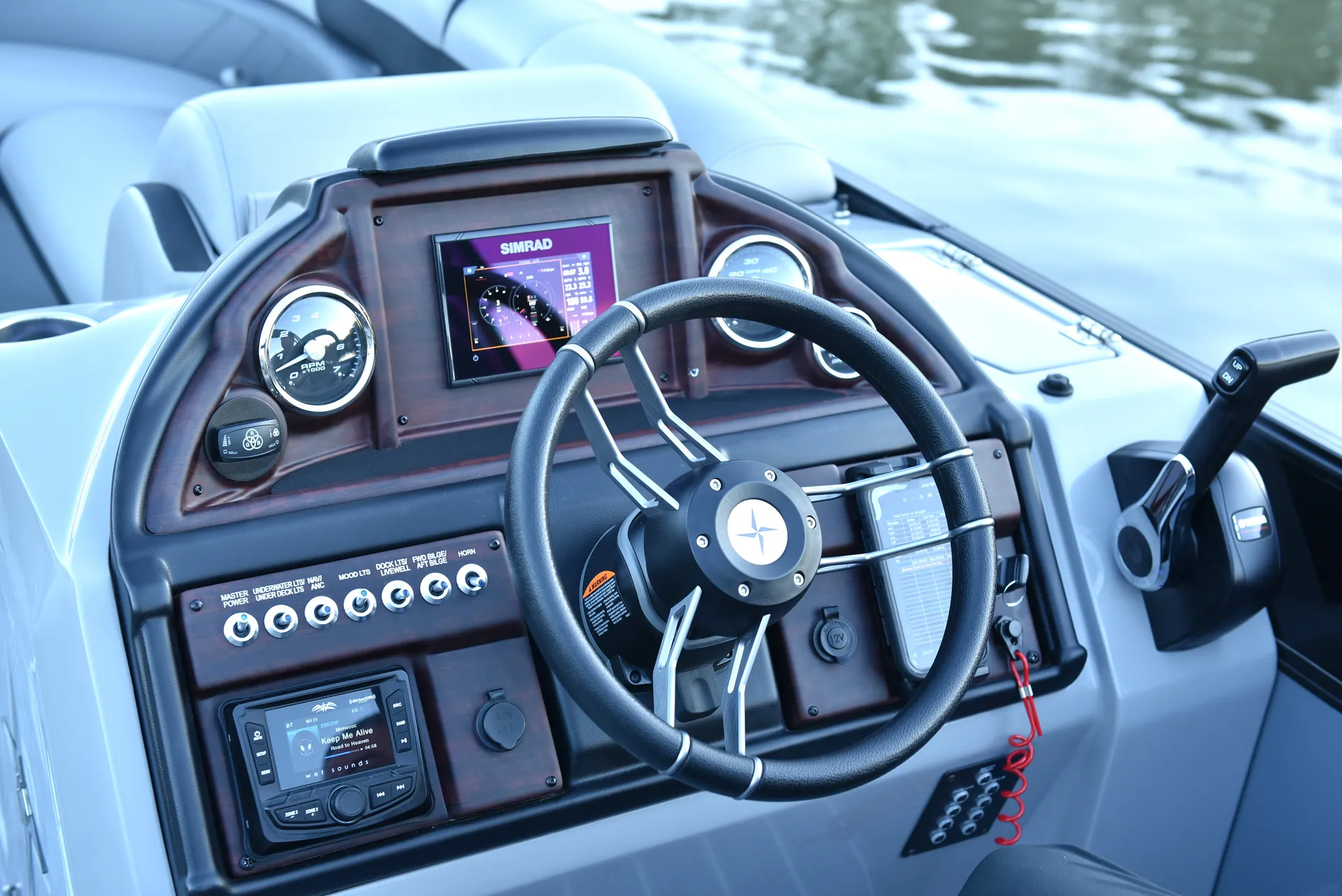 **Stunning 25FT Berkshire Tri-toon with 250HP and a High Top BAR. Wow!