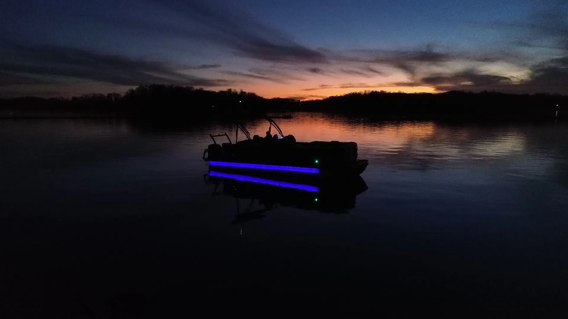 **Stunning 25FT Berkshire Tri-toon with 250HP and a High Top BAR. Wow!