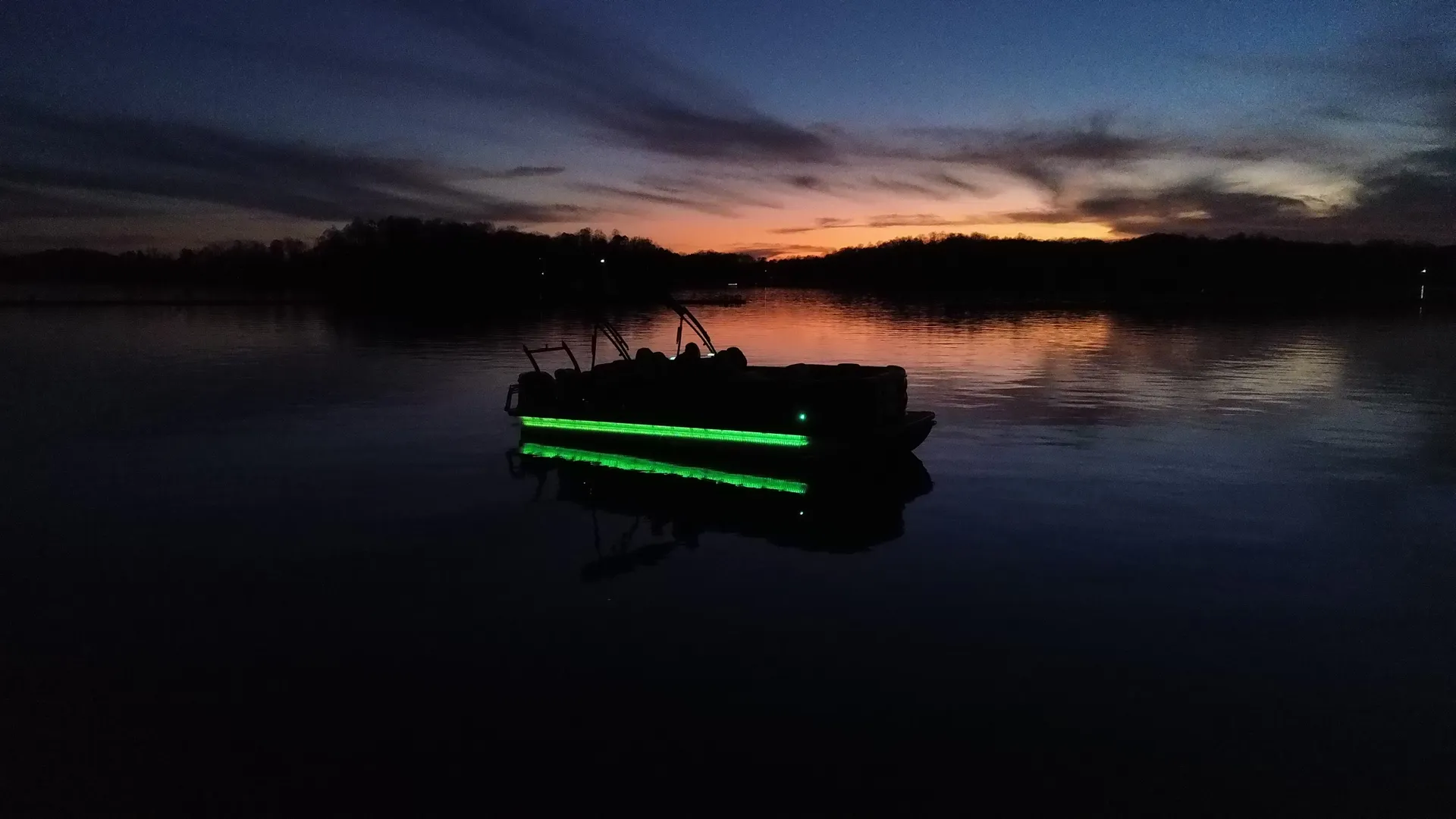 **Stunning 25FT Berkshire Tri-toon with 250HP and a High Top BAR. Wow!