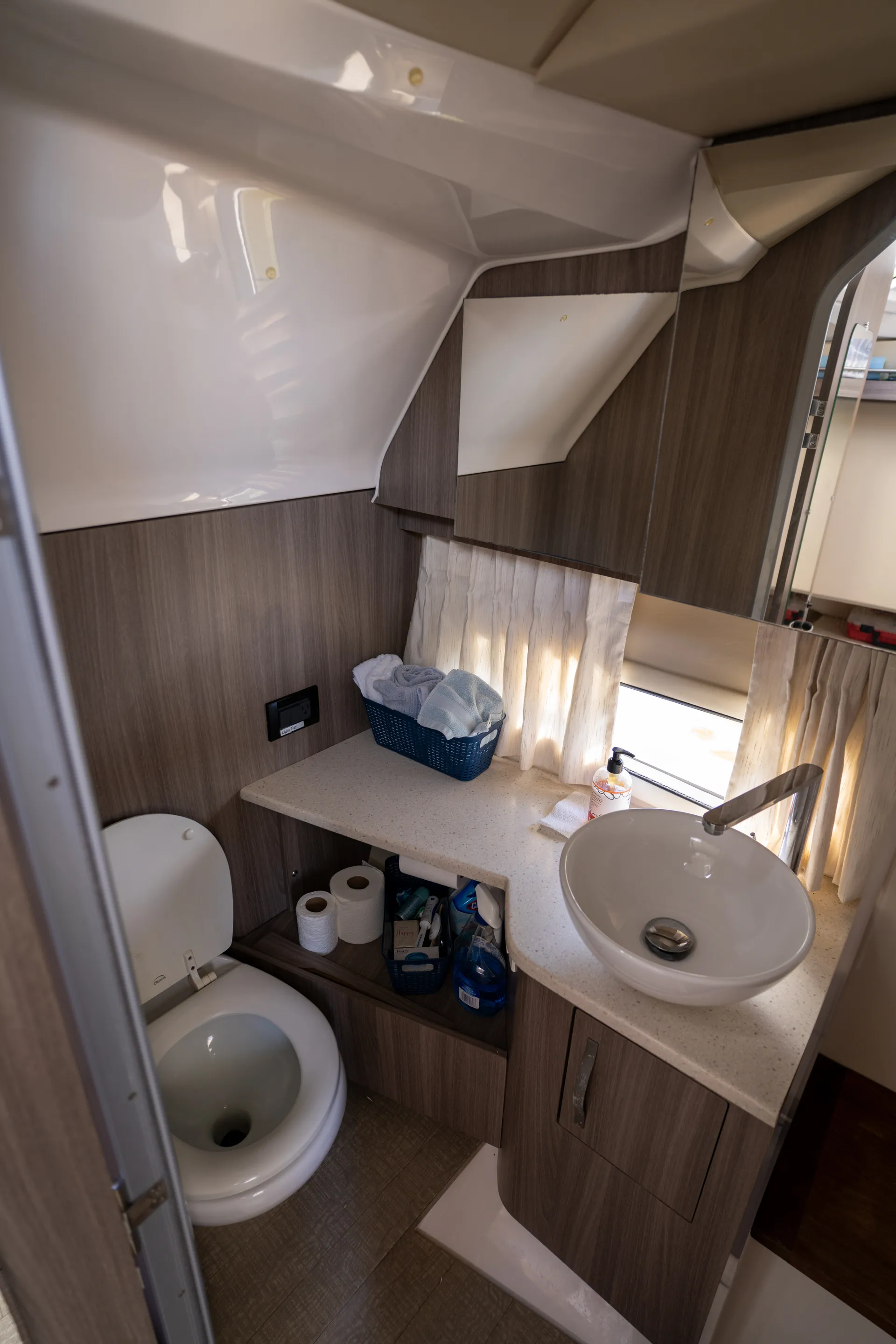 Unforgettable Experiences Aboard 33' Luxury SAV — Your Dream Charter