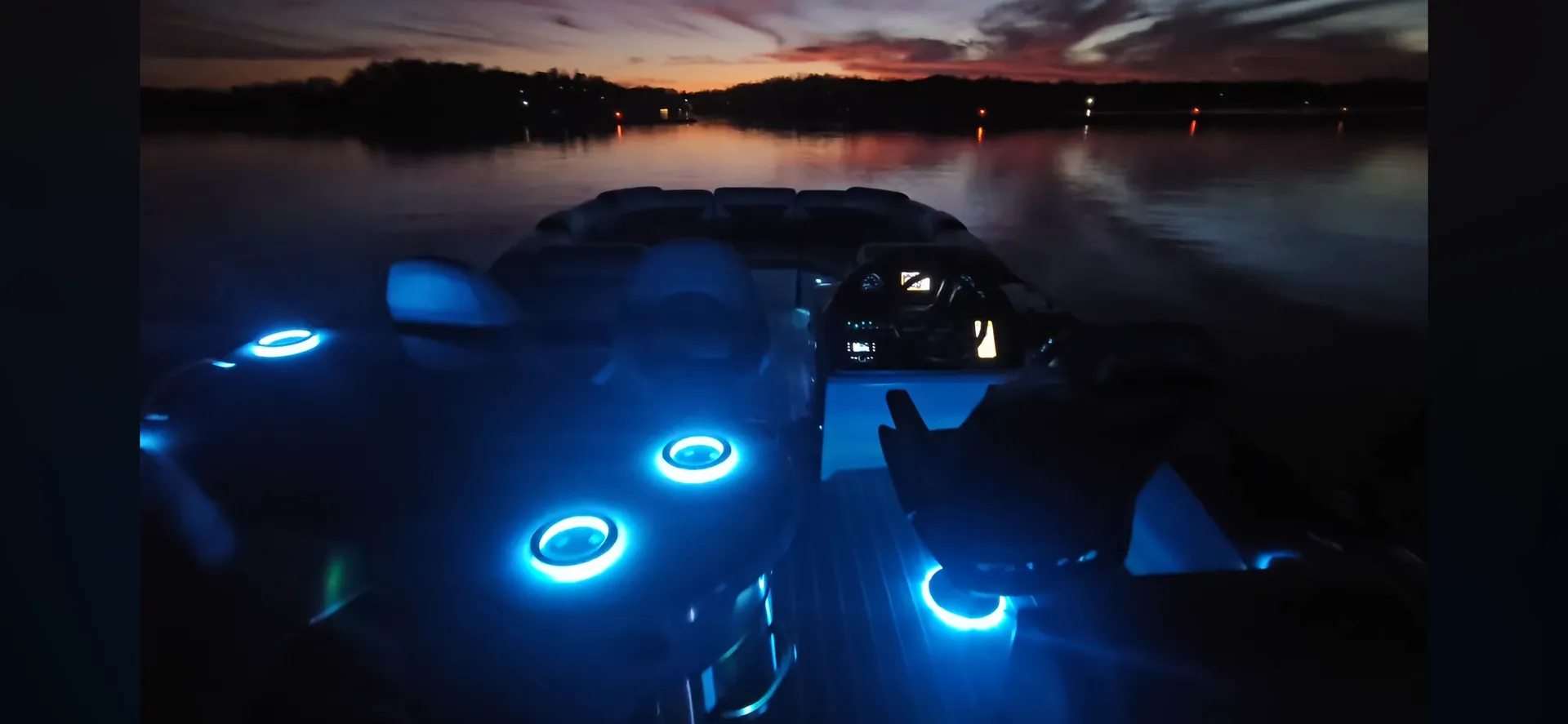 **Stunning 25FT Berkshire Tri-toon with 250HP and a High Top BAR. Wow!