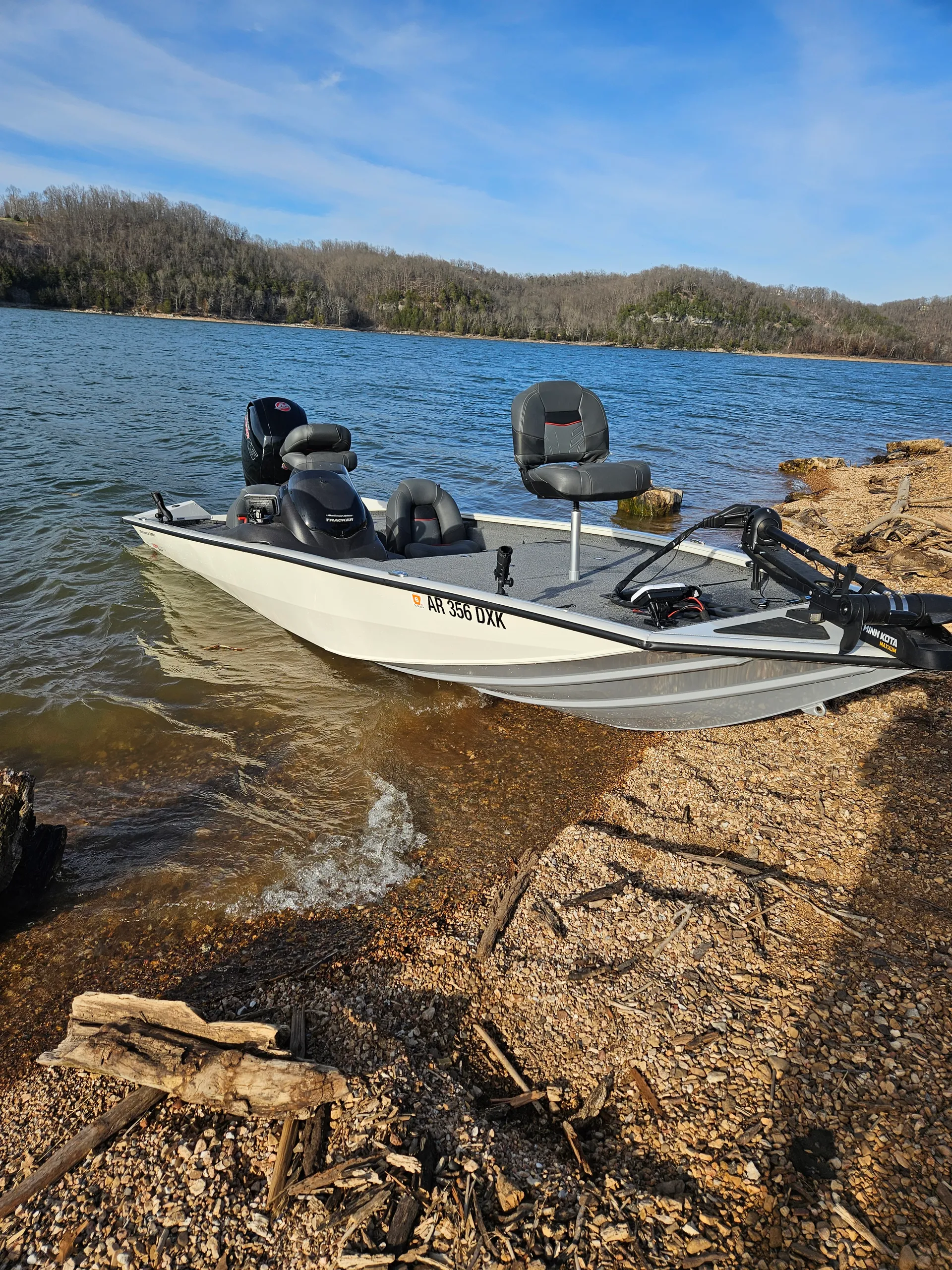 Tracker Pro Team 195 – Perfect for Fishing, Relaxing &amp; Exploring!