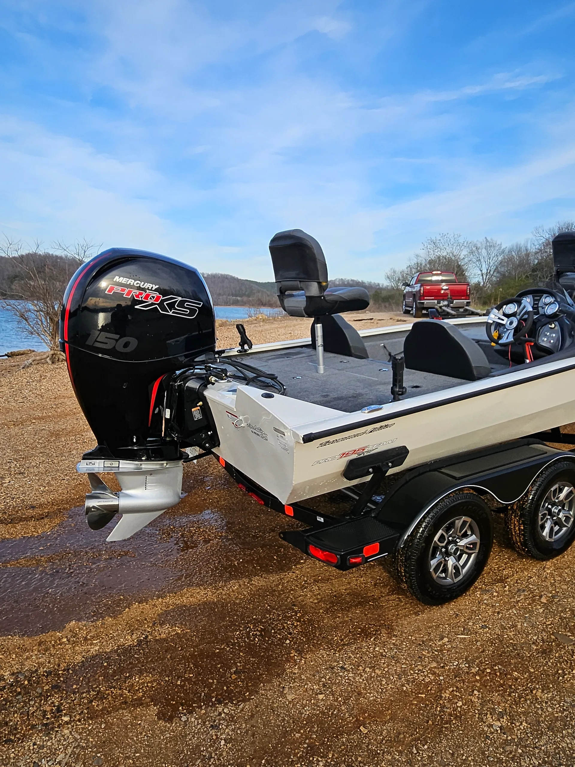 Tracker Pro Team 195 – Perfect for Fishing, Relaxing &amp; Exploring!