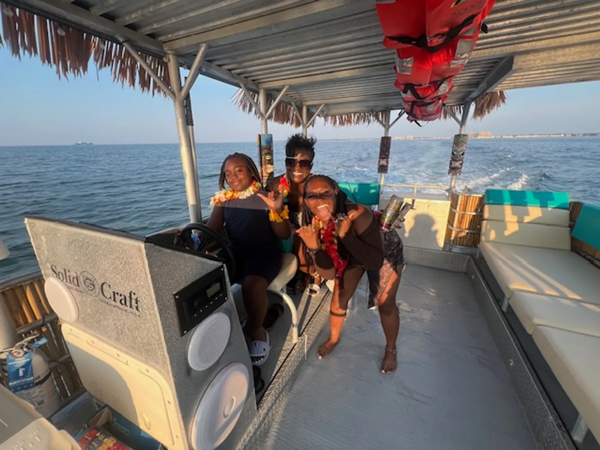 Comfortable Tiki boat!! FREE gas! BYOB 🎊🎉 1-6 passengers 