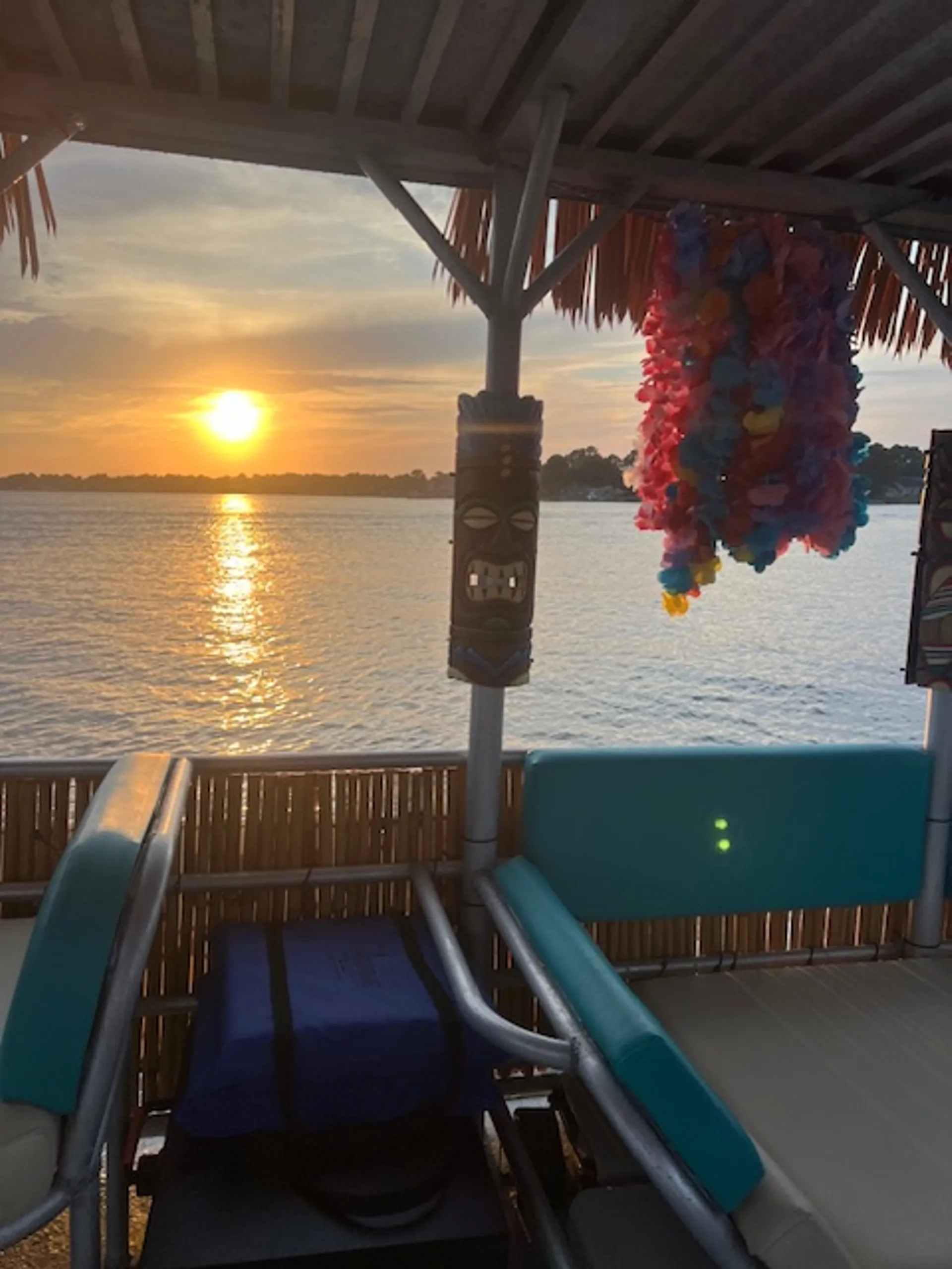 Comfortable Tiki boat!! FREE gas! BYOB 🎊🎉 1-6 passengers 