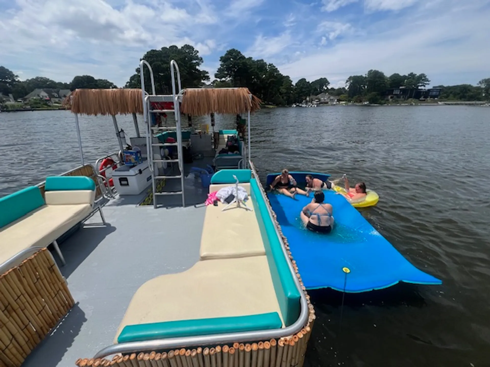 Comfortable Tiki boat!! FREE gas! BYOB 🎊🎉 1-6 passengers 