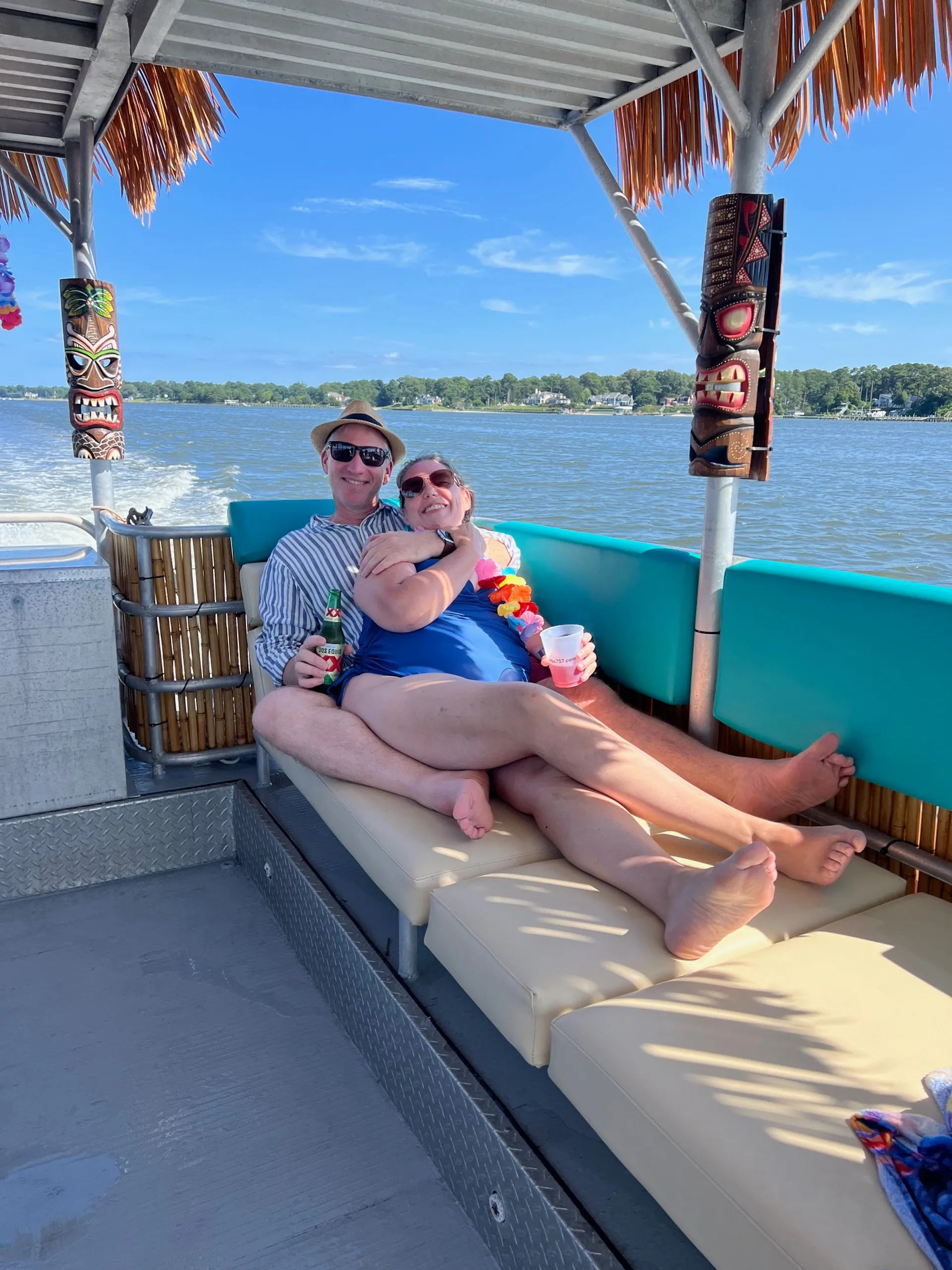 Comfortable Tiki boat!! FREE gas! BYOB 🎊🎉 1-6 passengers 