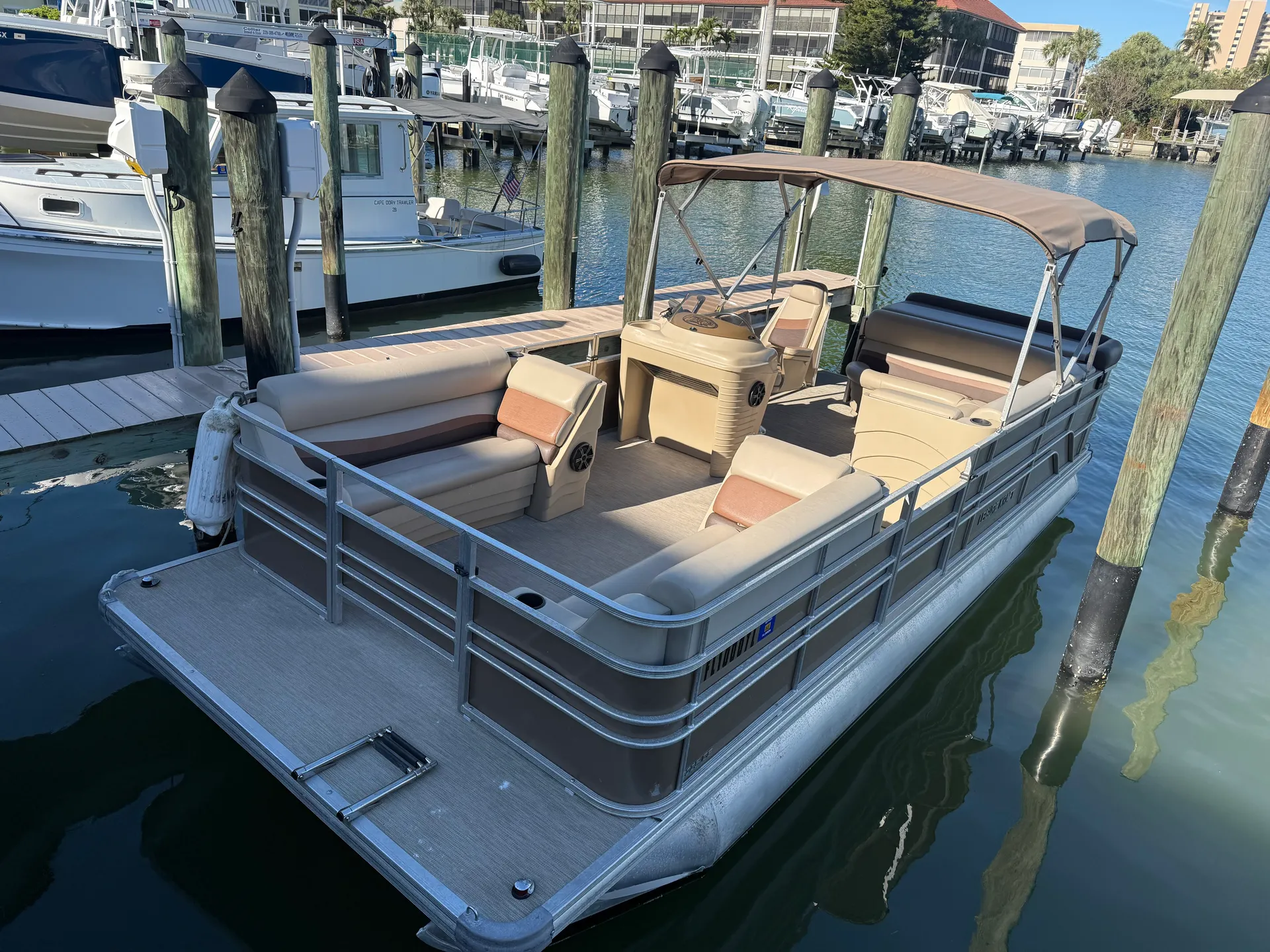 22’ Pontoon – Bluetooth Stereo - Easy to Drive 