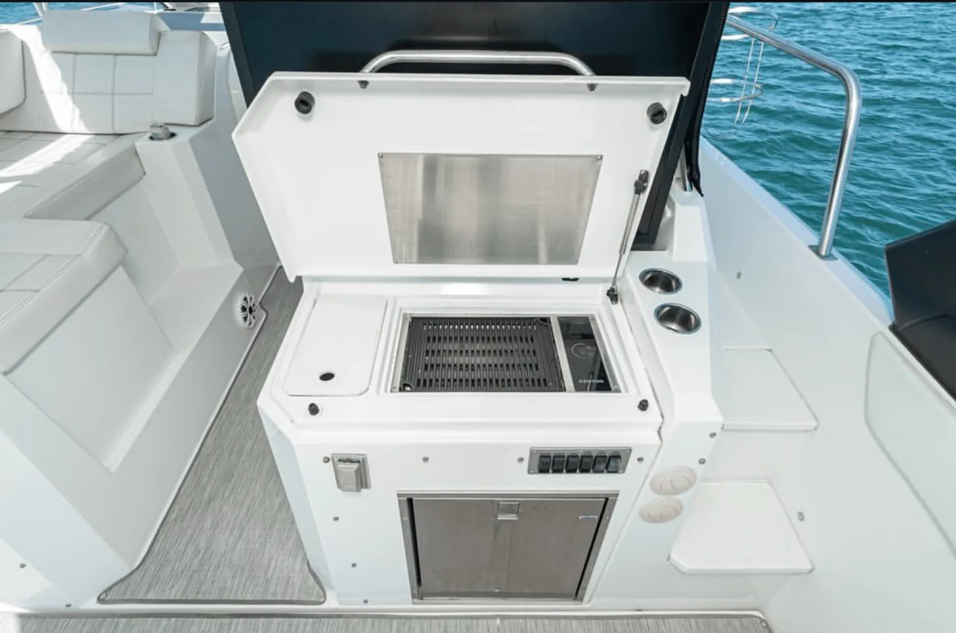 CRUISERS YACHTS 390 EXPRESS COUPE AXIUS in Berkeley, CA — photo 6