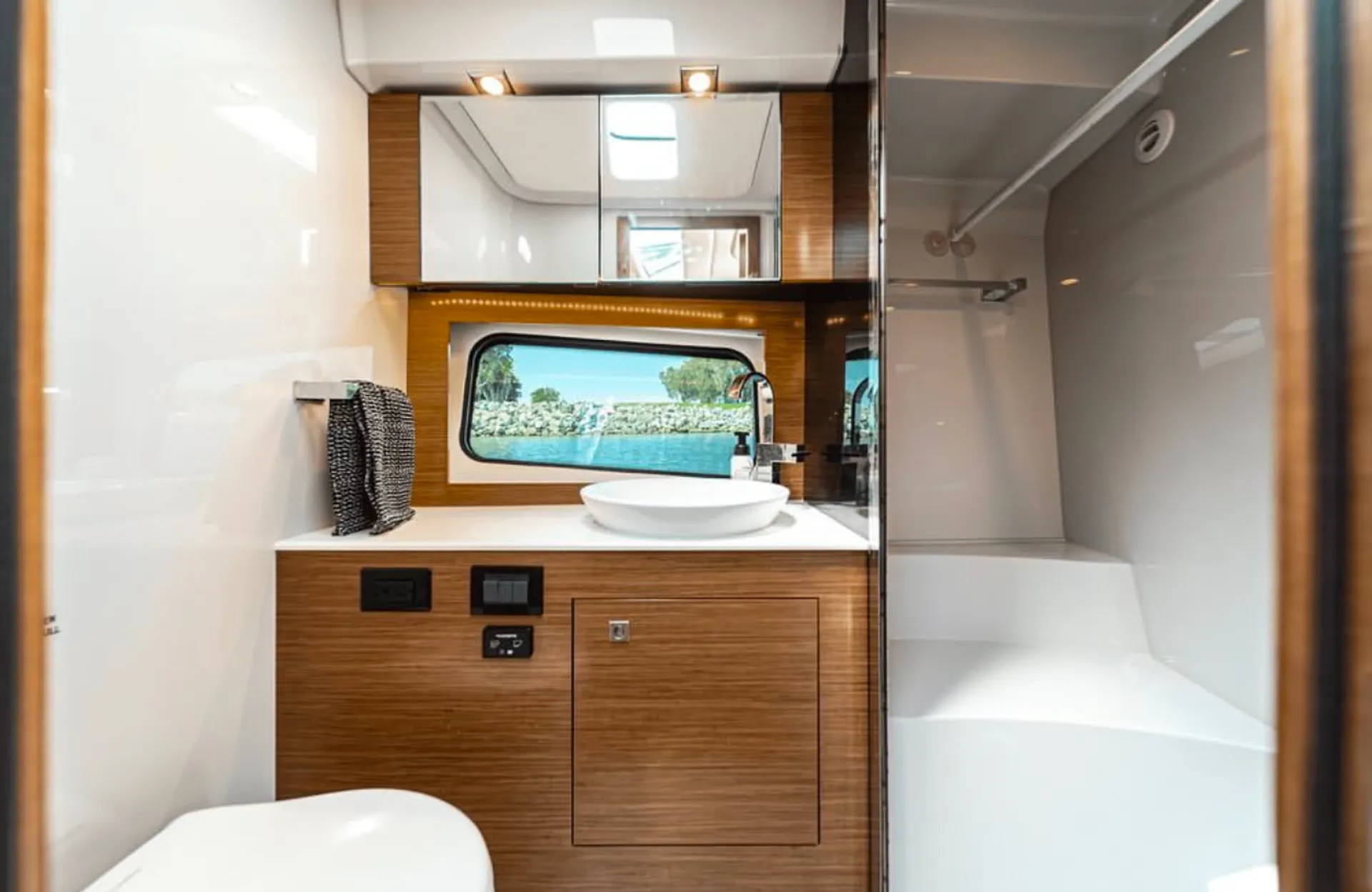 CRUISERS YACHTS 390 EXPRESS COUPE AXIUS in Berkeley, CA — photo 7