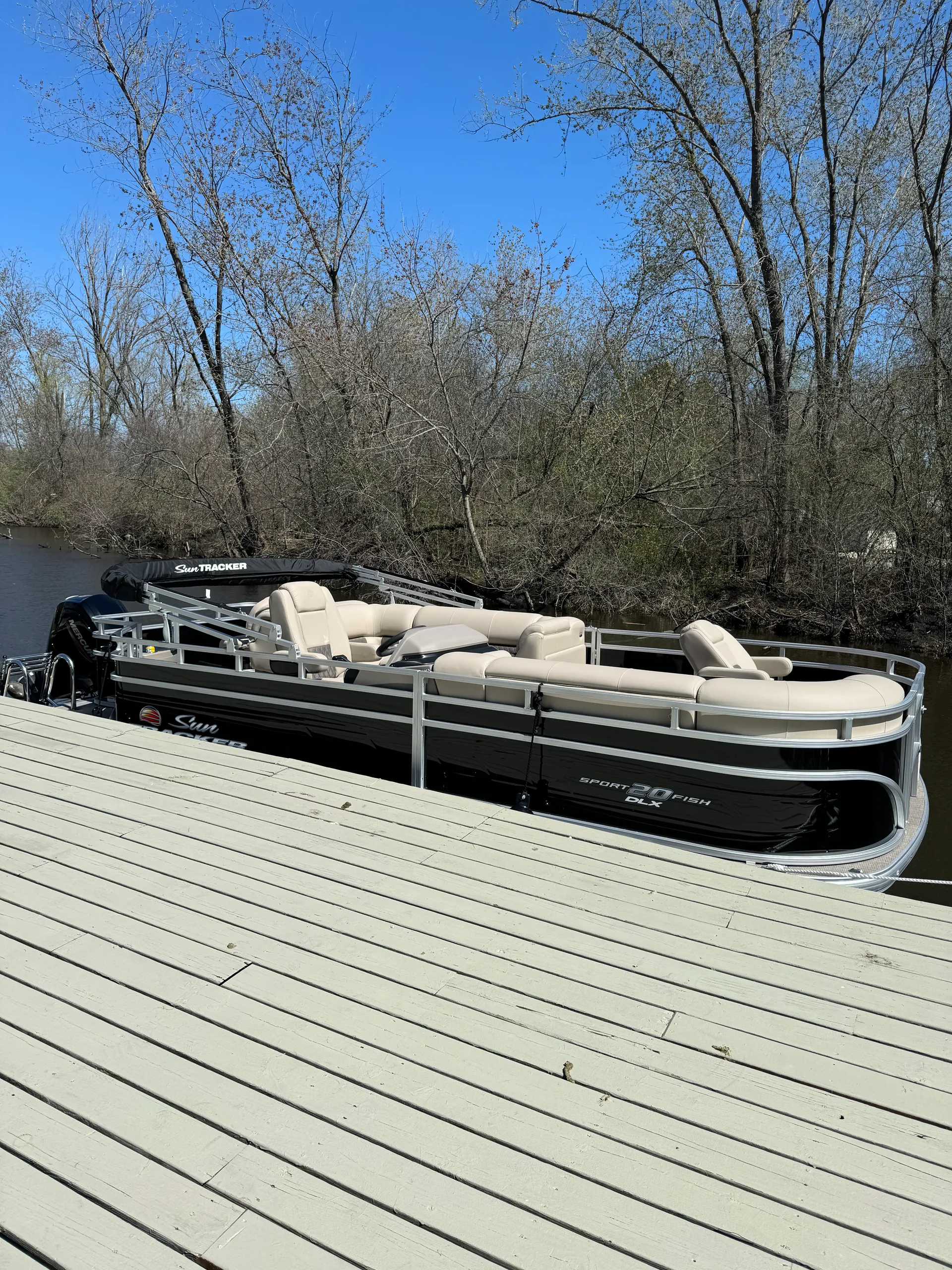 Great comfortable Sun Tracker 20 DLX pontoon