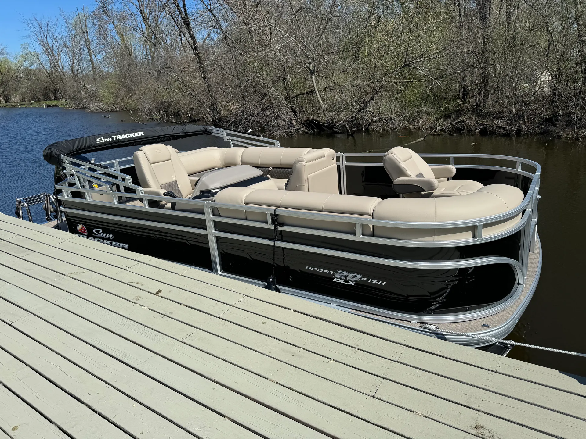 Great comfortable Sun Tracker 20 DLX pontoon
