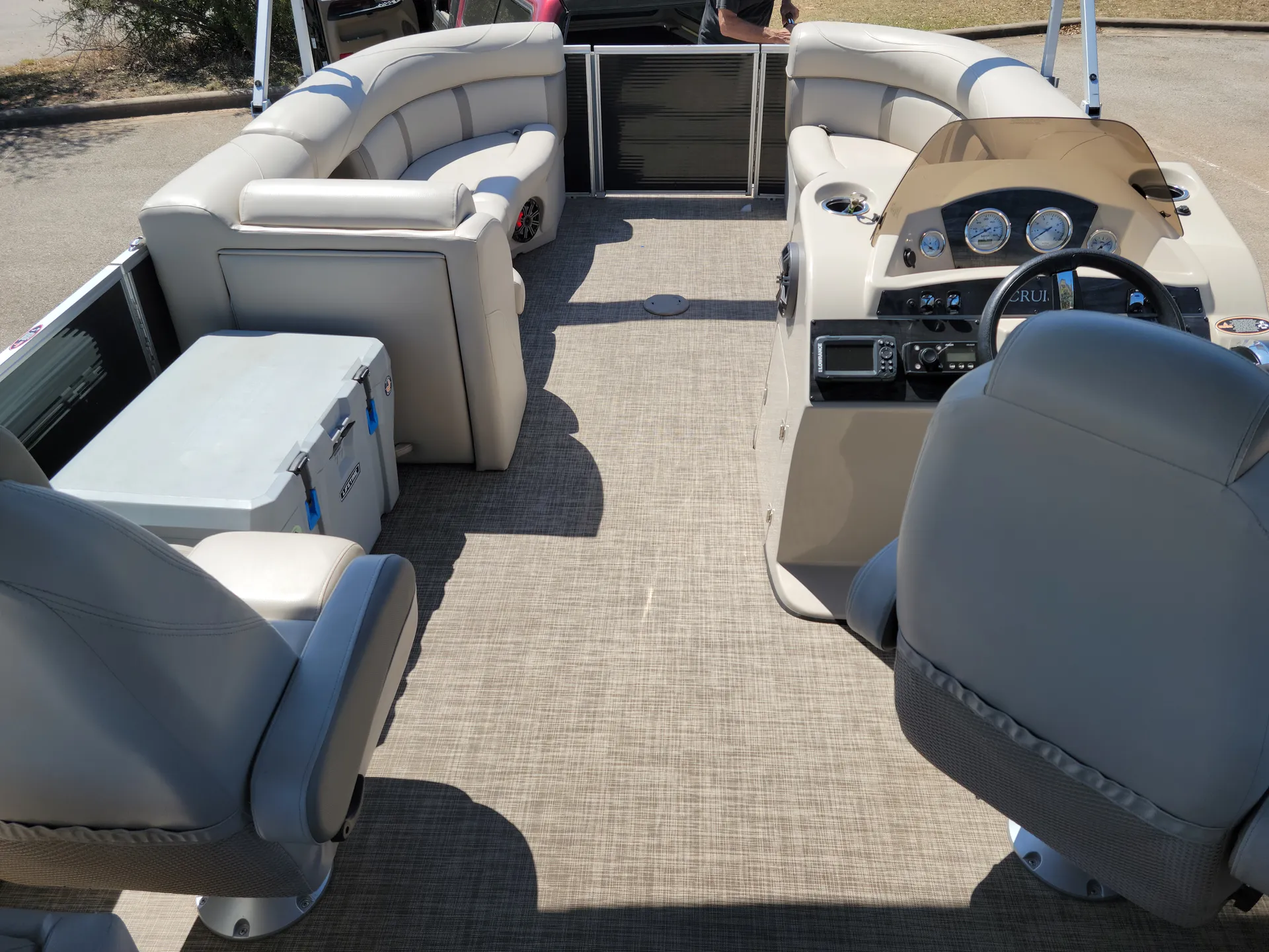 Fully Equipped Tritoon w/ Bluetooth Stereo, Floating Mat & Cooler Inc