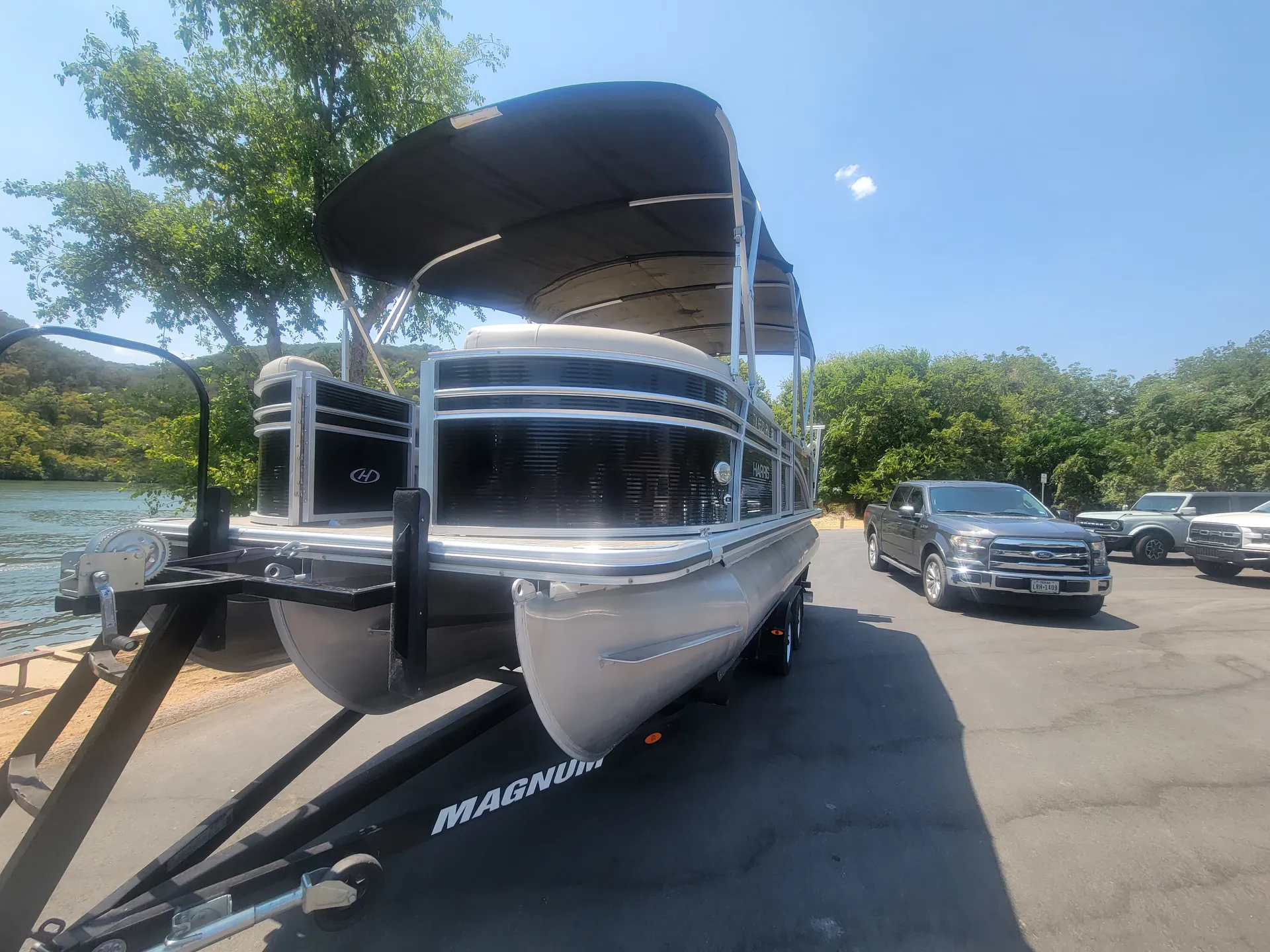 Fully Equipped Tritoon w/ Bluetooth Stereo, Floating Mat & Cooler Inc