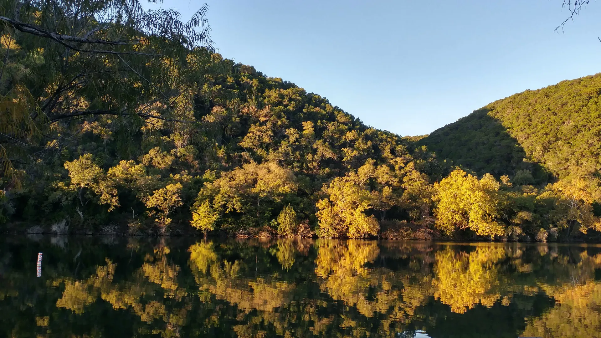 Fully Equipped Tritoon w/ Bluetooth Stereo, Floating Mat & Cooler Inc