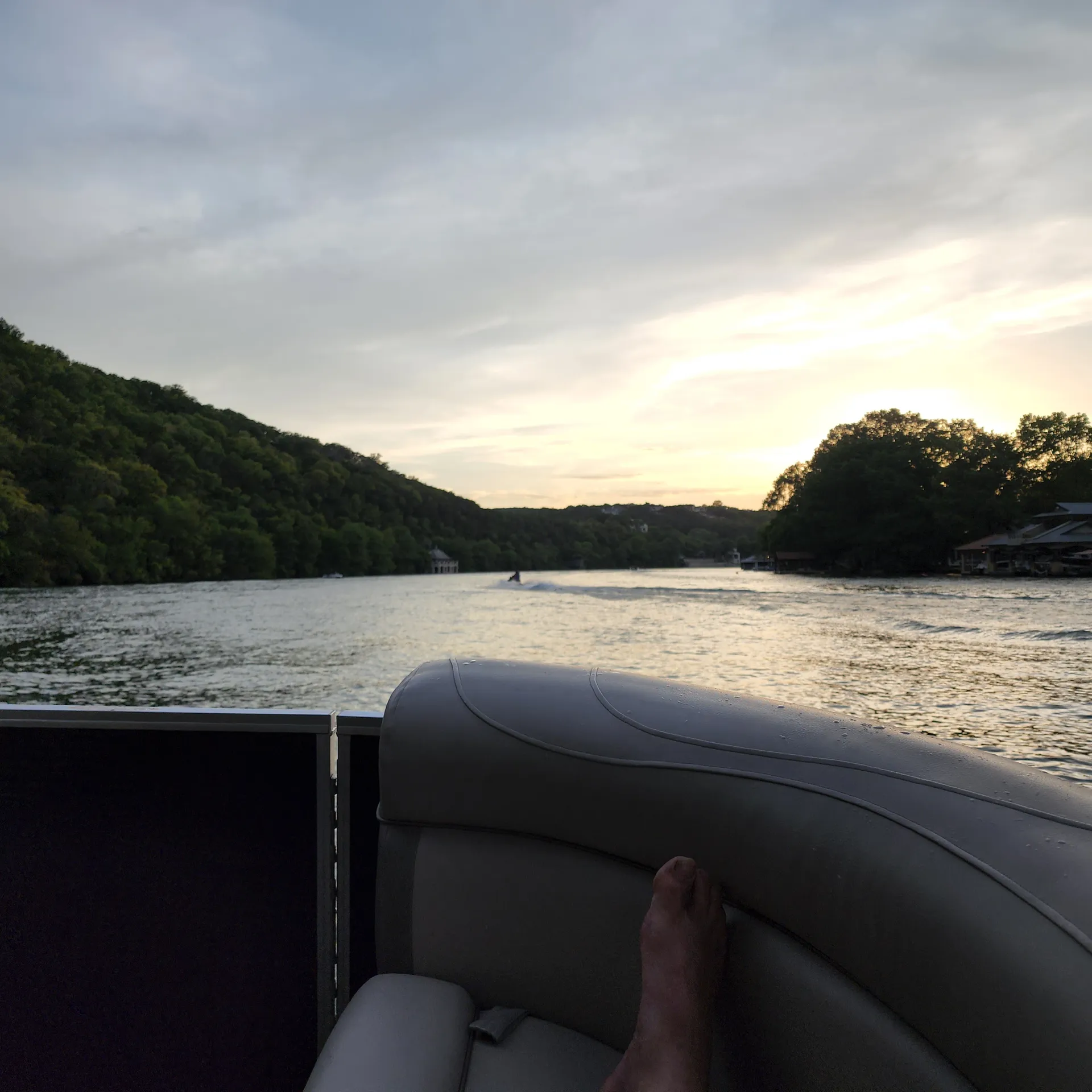 Fully Equipped Tritoon w/ Bluetooth Stereo, Floating Mat & Cooler Inc