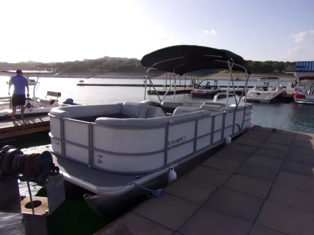 Rent a ENCORE BENTLEY pontoon in Austin, TX near me