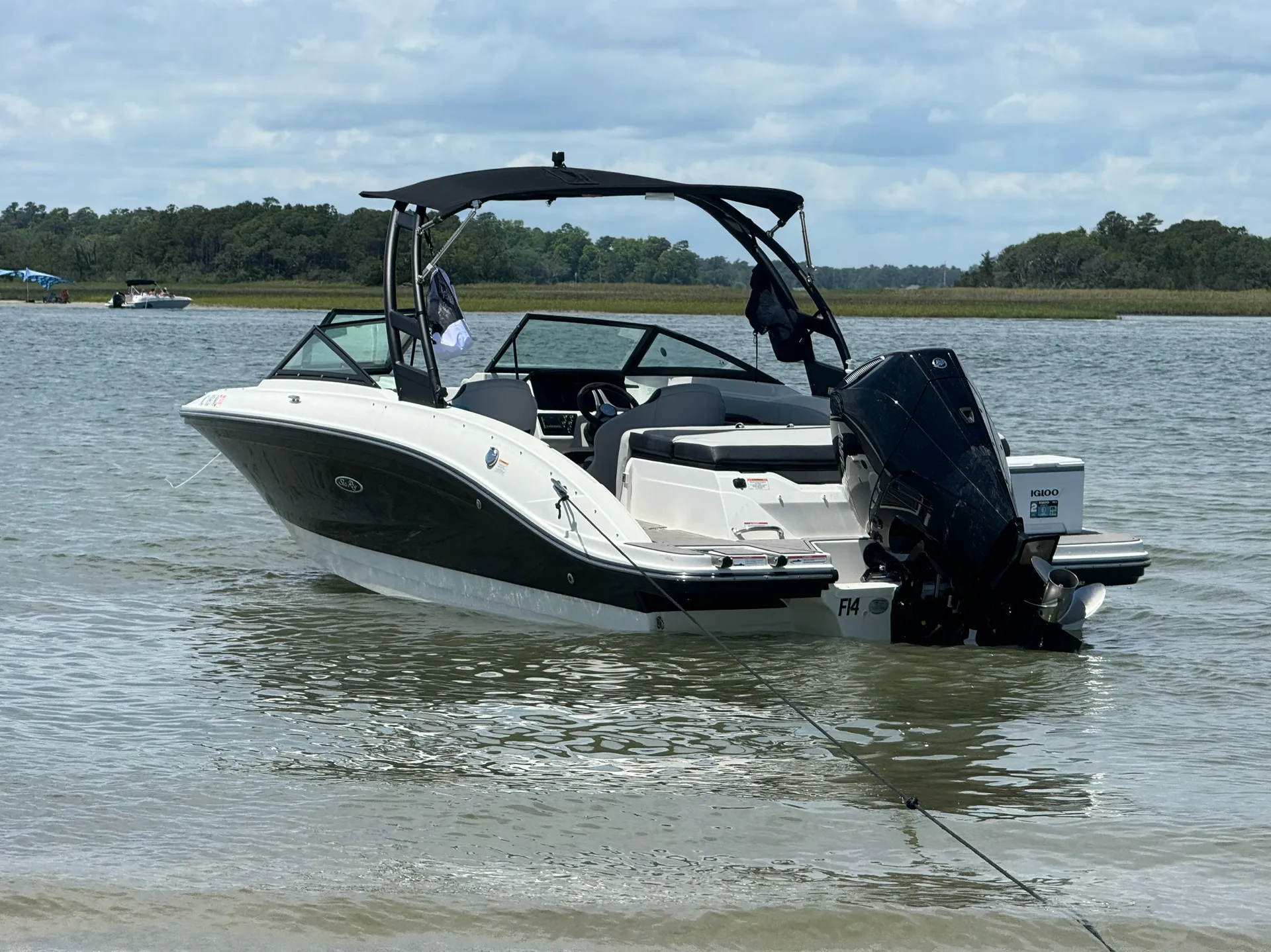     Sea Ray 21’ SPX Bow Rider. Enjoy the beach with no hassle!